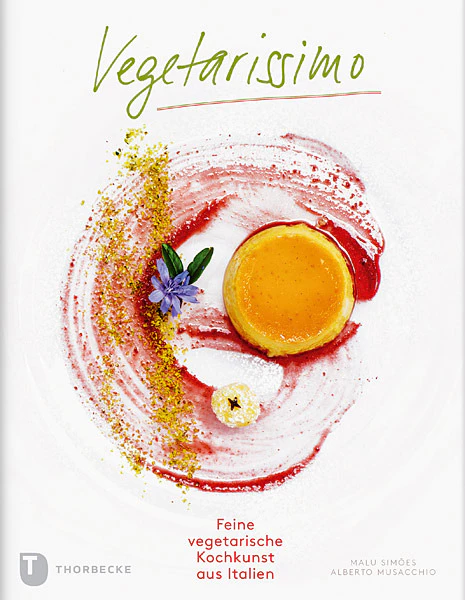 Das Buchcover von Vegetarissimo aus dem Thorbecke Verlag zeigt ein Dessert mit roten und gelben Strudeln, eine lila Blume, eine kleine runde Leckerei, den deutschen Untertitel über mediterrane Spezialitäten und einen weißen Hintergrund.