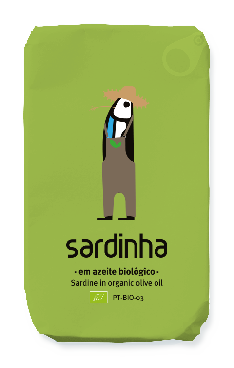 Eine grüne Dose Sardinha - Sardine in Olivenöl BIO von Sardinha zeigt eine Sardine in Latzhose und Hut mit der Aufschrift "sardinha em azeite biológico", "Sardine in Bio-Olivenöl" und "Bio-Olivenöl", die die Vorteile von Omega-3 hervorhebt.