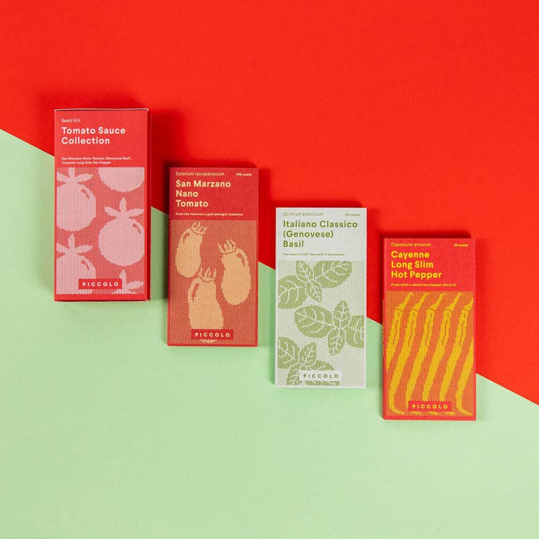 Vier farbenfrohe Päckchen mit Piccolo Seeds-Tomatensoße sind nebeneinander auf einem roten und grünen Hintergrund angeordnet, jedes mit einer einfachen Illustration und der Aufschrift „Tomatensoße“, „San Marzano-Tomaten“, „Genovese-Basilikum“ und „Peperoni Cayenne Long Slim“.