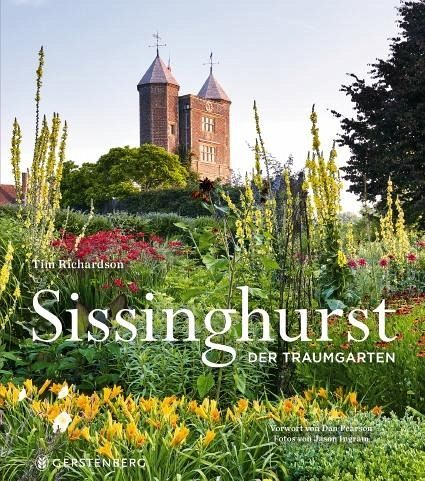 Das Cover von Sissinghurst Der Traumgarten aus dem Gerstenberg Verlag zeigt einen üppigen englischen Garten mit bunten Blumen, hohen Pflanzen und den Backsteintürmen von Sissinghurst Castle unter einem blauen Himmel, inspiriert von Vita Sackville-West.