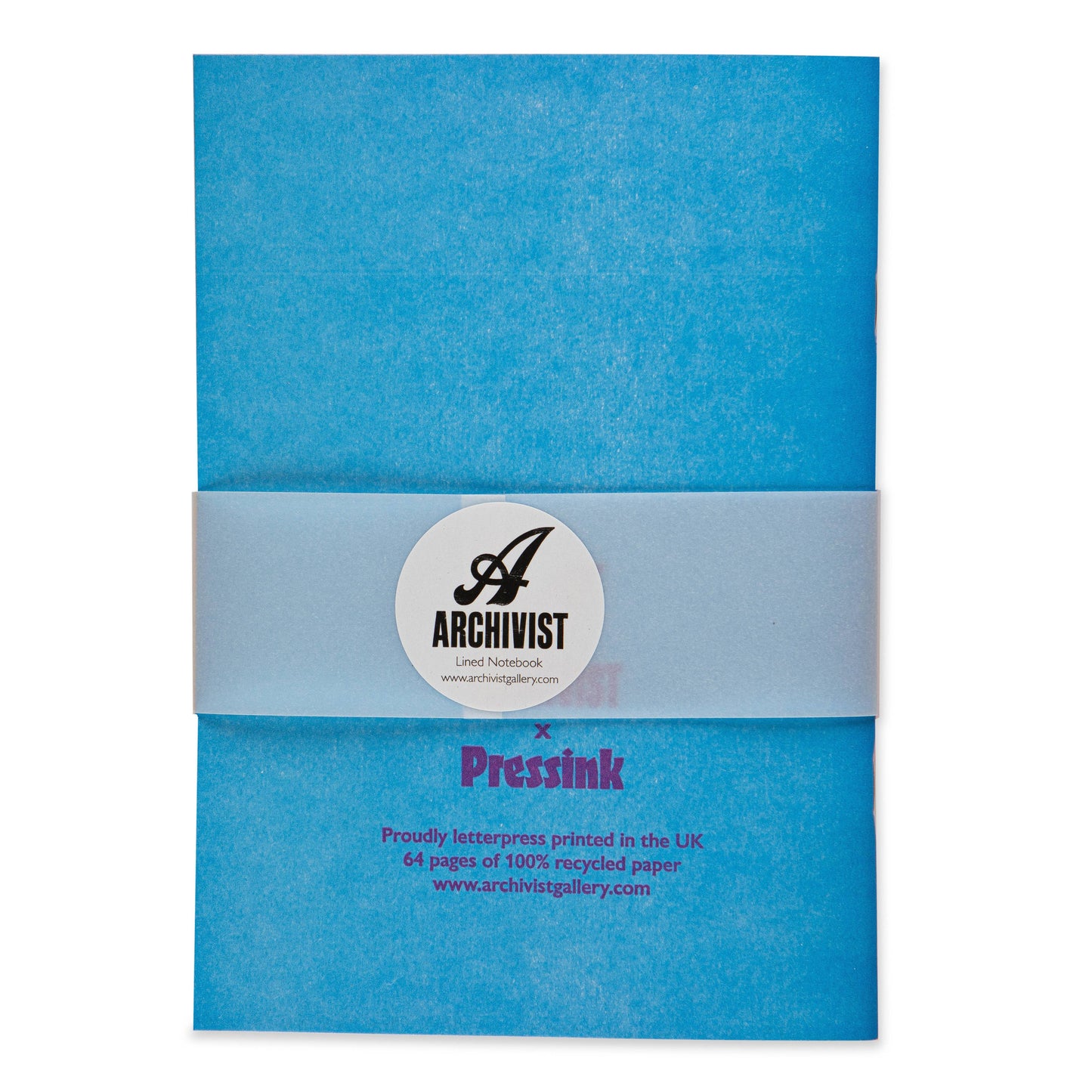 Ein blau liniertes Notizen von Pressink | Notizbücher von Archivist Gallery, verpackt in einem hellblauen Band. Das 64-seitige Notizbuch besteht zu 100 % aus Recyclingpapier und wird in Großbritannien im Buchdruck mit dem Pressink-Logo bedruckt.