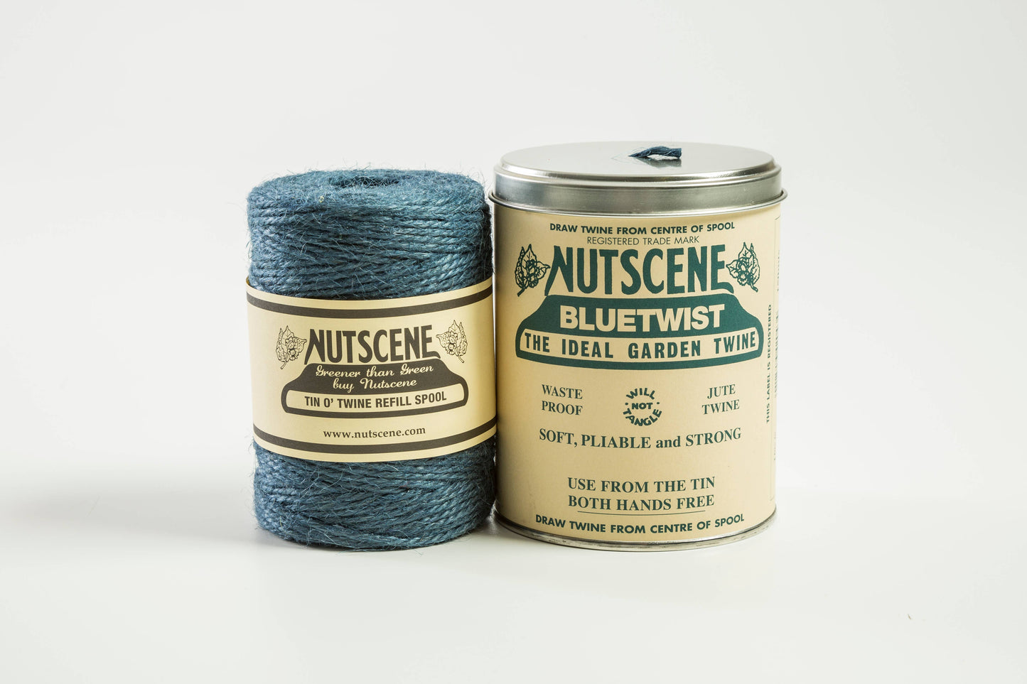 Eine 490 Fuß lange Spule Nutscene Twines Ltd – Iconic Tin of Nutscene Twine befindet sich in ihrer Dose im Vintage-Stil und präsentiert weiches, starkes blaues Jutegarn, das ideal für die Gartenarbeit ist.