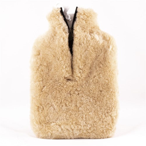 Eine kastanienfarbene Shepherd of Sweden Kerri Wärmflasche (23x35cm) mit einem weichen, flauschigen Bezug steht aufrecht vor einem schlichten weißen Hintergrund.