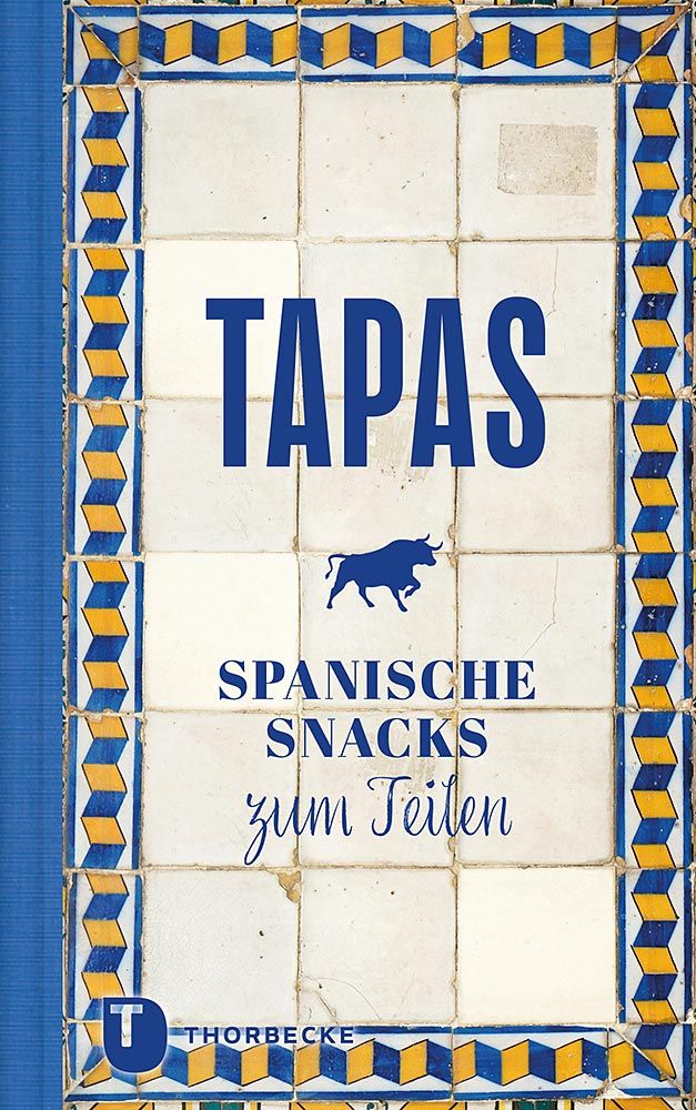 Buchcover mit Kacheldesign und blauem Rand mit großem blauen Text „TAPAS“, einem Stierbild und „Spanische Snacks zum Teilen – für echtes spanisches Urlaubsflair“. Herausgeber: Thorbecke Verlag. Produkt: Tapas - Spanische Snacks.