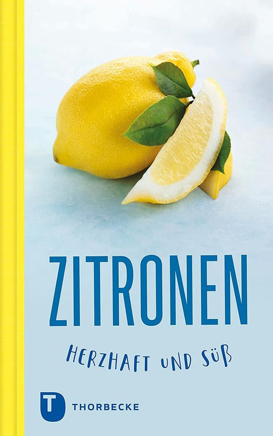 Eine ganze Zitrone, grüne Blätter und eine Zitronenspalte liegen auf einer hellen Fläche. Der blaue Text zeigt "Zitronen herzhaft & süß" - ideal für Leckereien wie Zitronenküchlein oder Zitronenlimonade. Das Logo des Thorbecke Verlags erscheint in der unteren linken Ecke.