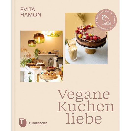 Buchumschlag von Vegane Kuchenliebe aus dem Thorbecke Verlag, der zwei Fotos von veganen Kuchen und Desserts auf einer Küchentheke zeigt, mit einem Siegel für Café-Rezepte. Der Hintergrund ist in einem hellen Beigeton gehalten.