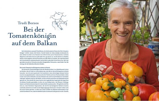 Eine lächelnde ältere Frau mit grauen Haaren hält auf einem üppigen Balkon eine Vielzahl von bunten Tomatensorten. Die linke Seite enthält einen deutschen Text über den Tomatenanbau, eine kleine Landkarte und "Tomatenlust" vom Haupt Verlag.