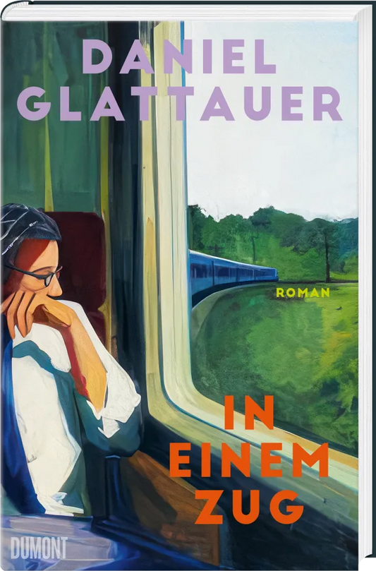 Das Buchcover von In einem Zug aus dem Dumont Verlag zeigt eine Frau, die an einem Zugfenster sitzt und auf eine grüne Landschaft und einen vorbeifahrenden Zug blickt, mit dem Titel in Orange und dem Namen des Autors in Lila.