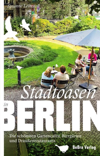 Das Titelbild von "Stadtoasen in Berlin" aus dem Bebra Verlag zeigt Menschen an Tischen im Freien in einem üppigen Garten mit einem Springbrunnen, Bäumen und Vögeln. Das Bild hebt Biergärten und Gartencafés mit überlagertem Text hervor.