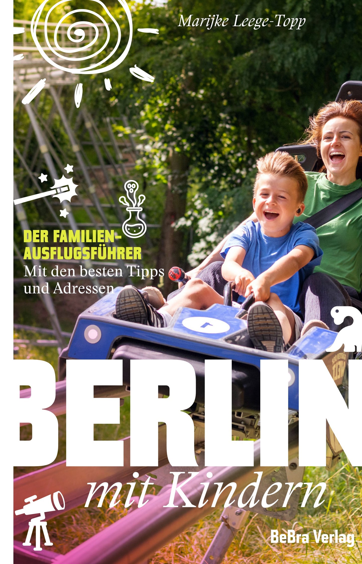 Eine lächelnde Frau und ein Kind fahren im Freien mit grünen Bäumen im Hintergrund auf einer Achterbahn. Das Cover trägt den deutschen Titel "Berlin mit Kindern" - ein spielerischer Freizeitführer für Familien aus dem Bebra Verlag.