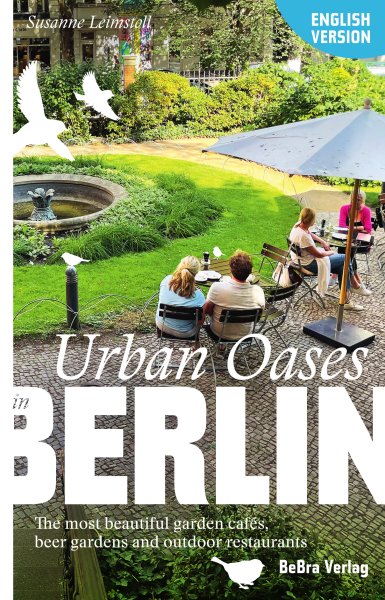 Das Cover von "Urban Oases in Berlin (English Version)" des Bebra Verlags zeigt Menschen, die ein üppiges Gartencafé genießen, mit weißen Vögeln über dem grünen Rasen und schattigen Sitzgelegenheiten, die den Charme der Berliner Straßencafés einfangen.