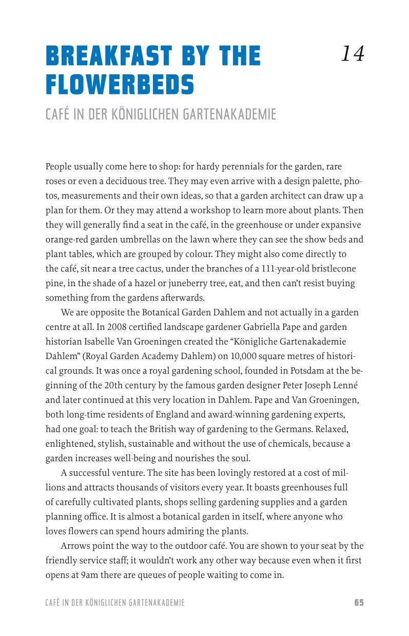Eine Seite aus dem Buch "Urbane Oasen in Berlin" des Bebra Verlags stellt das Café in der Königlichen Gartenakademie vor und hebt seine üppige Gartenanlage und das gemeinschaftliche Gärtnern hervor. Die sichtbare Seite (14) trägt den Titel BREAKFAST BY THE FLOWERBEDS.