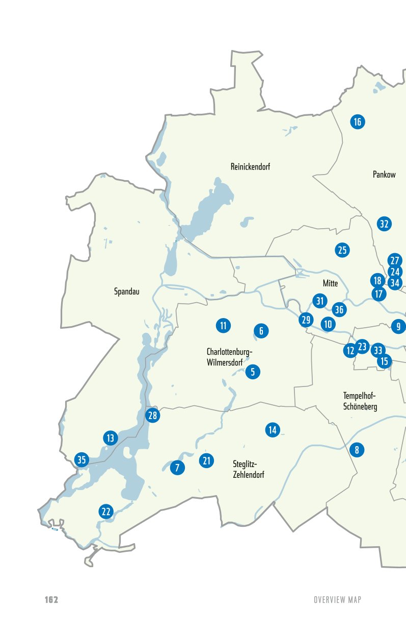 Urban Oases in Berlin (Bebra Verlag, englische Version) zeigt eine vereinfachte Karte der Berliner Bezirke mit nummerierten blauen Punkten für die besten Biergärten und Restaurants am Flussufer, hauptsächlich im Zentrum/Südwesten. Die Bezirksnamen erscheinen in schwarzer Schrift.