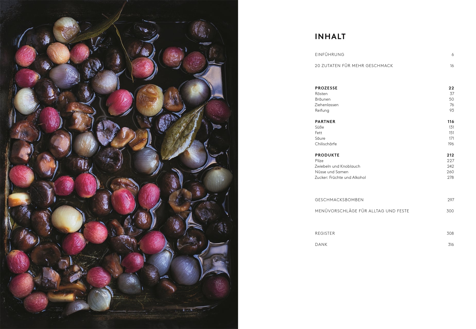 Ein Tablett mit bunten geschälten Zwiebeln, Knoblauch, Kräutern und Öl erinnert an "Flavour" aus dem DK Verlag, daneben das Inhaltsverzeichnis eines deutschen Buches mit Kapitelüberschriften und Seitenzahlen auf weißem Hintergrund.