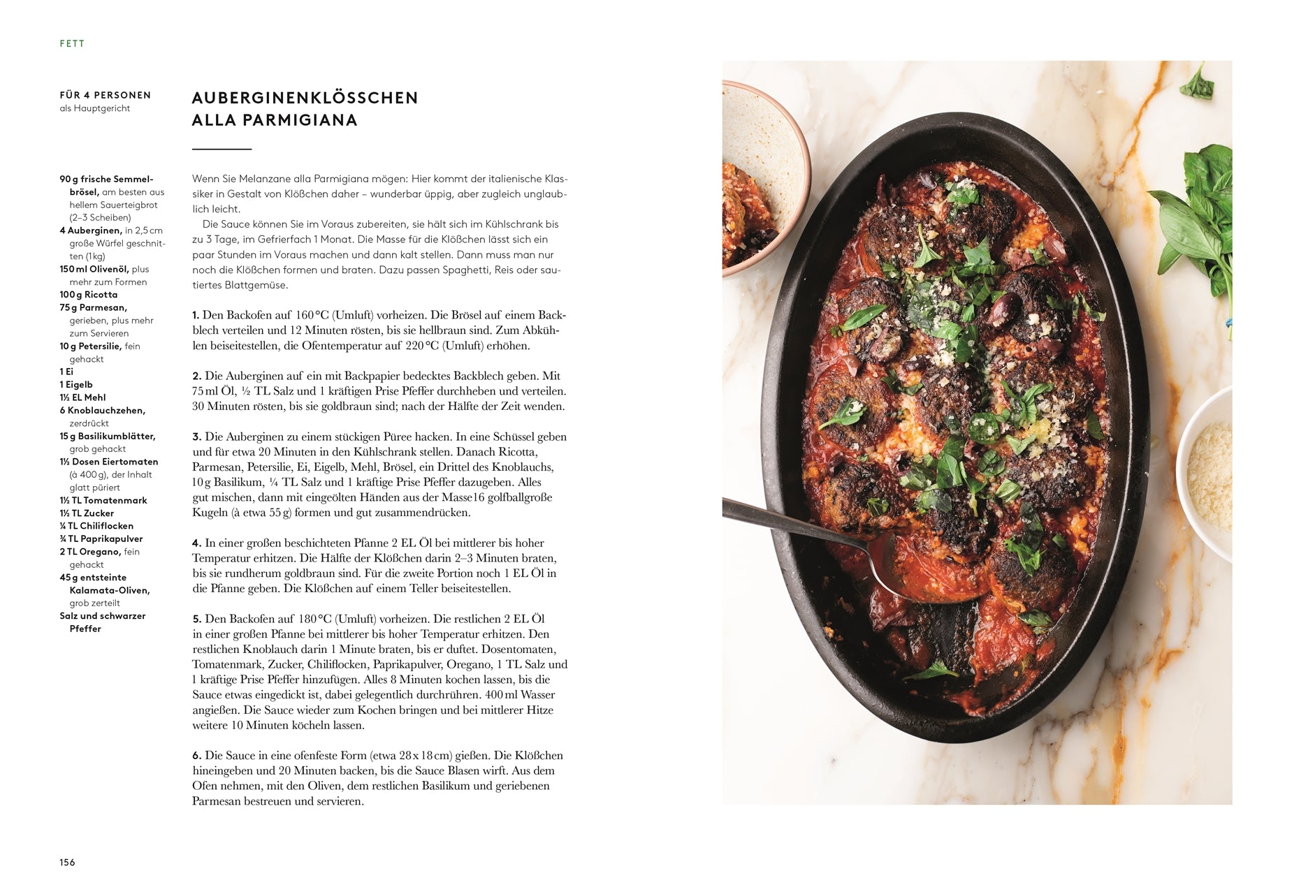 Eine Rezeptseite zeigt links Zutaten und Arbeitsschritte für Auberginenklößchen alla Parmigiana, rechts ein Foto dieses vegetarischen Gerichts aus Yotam Ottolenghis "Flavour" (DK Verlag) mit gebackenen Auberginen, Tomaten, Kräutern und Käse.