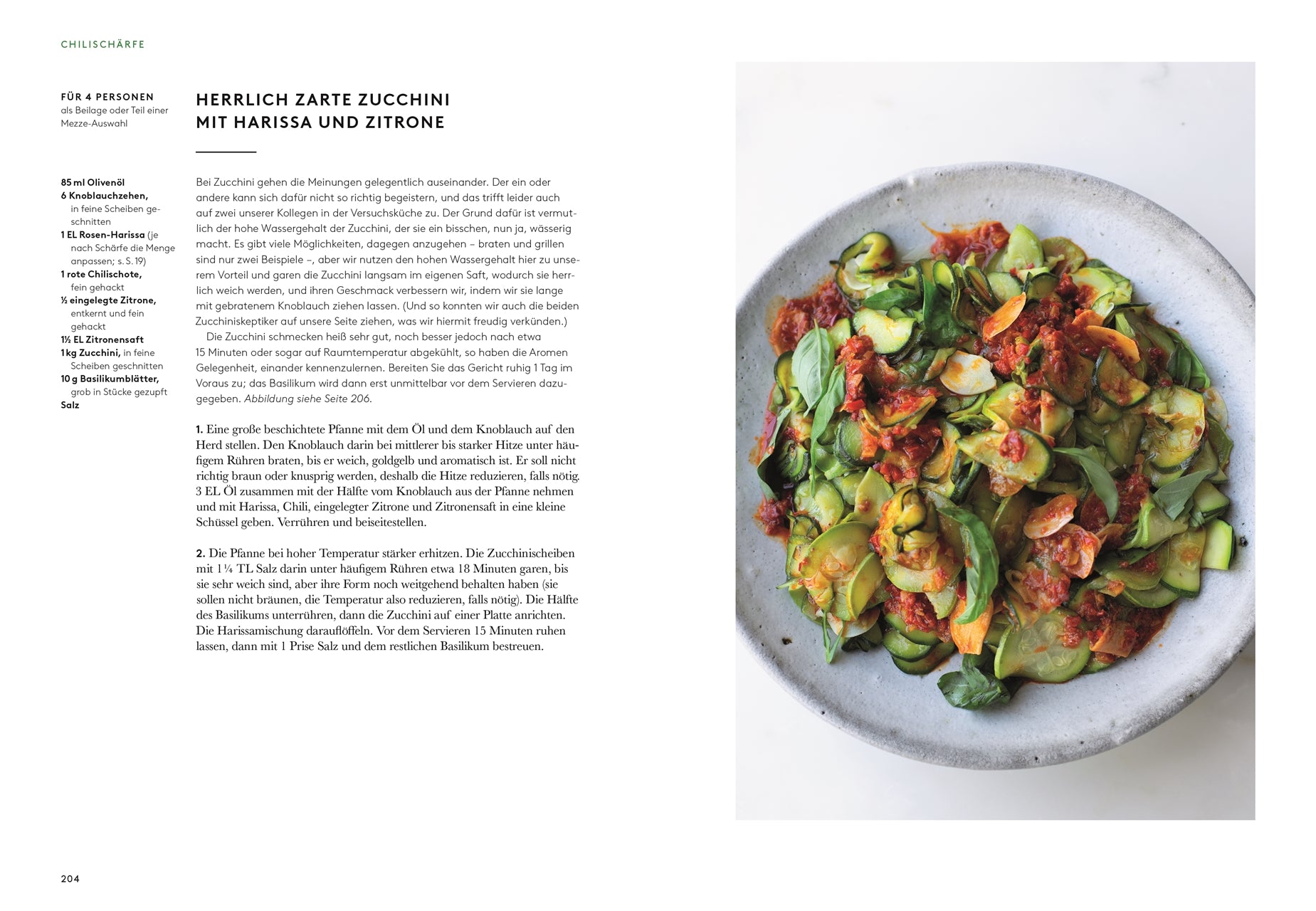 Eine Schüssel mit dünn geschnittenen Zucchini, Saubohnen und Kräutern mit roter Harissa-Sauce steht auf einem hellen Hintergrund neben einem Rezept des DK Verlags "Flavour" von Yotam Ottolenghi für Zucchini mit Harissa und Zitrone.