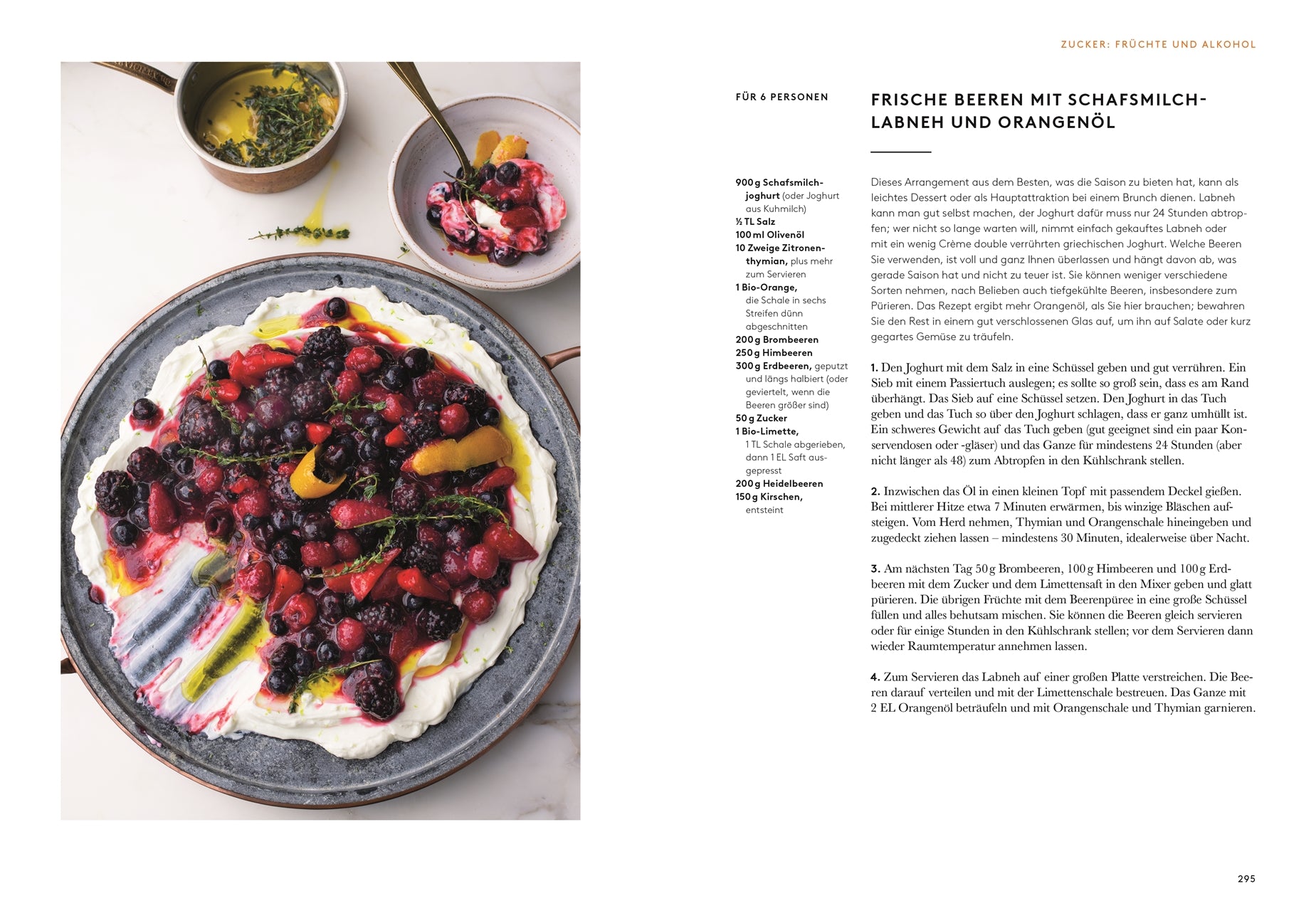 Auf einem grauen Teller zeigt Flavour vom DK Verlag ein rundes Dessert mit gemischten frischen Beeren und bunten Strudeln. Daneben befindet sich eine Schale mit cremigem Belag, während rechts ein deutsches vegetarisches Rezept mit Zutaten und Anleitung abgebildet ist.