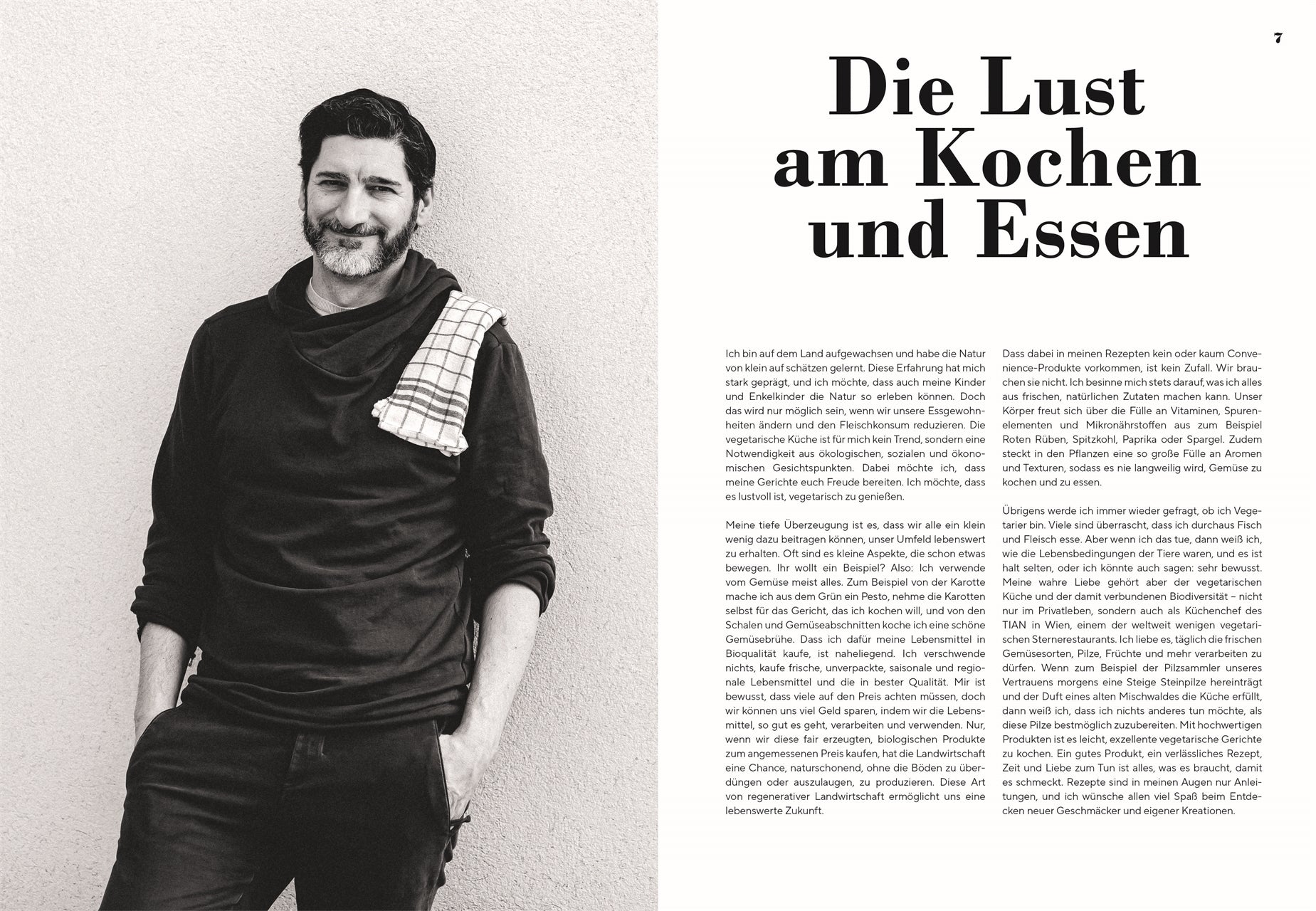 Ein lächelnder dunkelhaariger Mann mit Bart steht an einer hellen Wand, ein Küchenhandtuch über der Schulter. Neben ihm liegt der deutsche DK-Verlagsartikel "Die Lust am Kochen und Essen" mit Paul Ivić und Rezepten aus Vegetarisch.