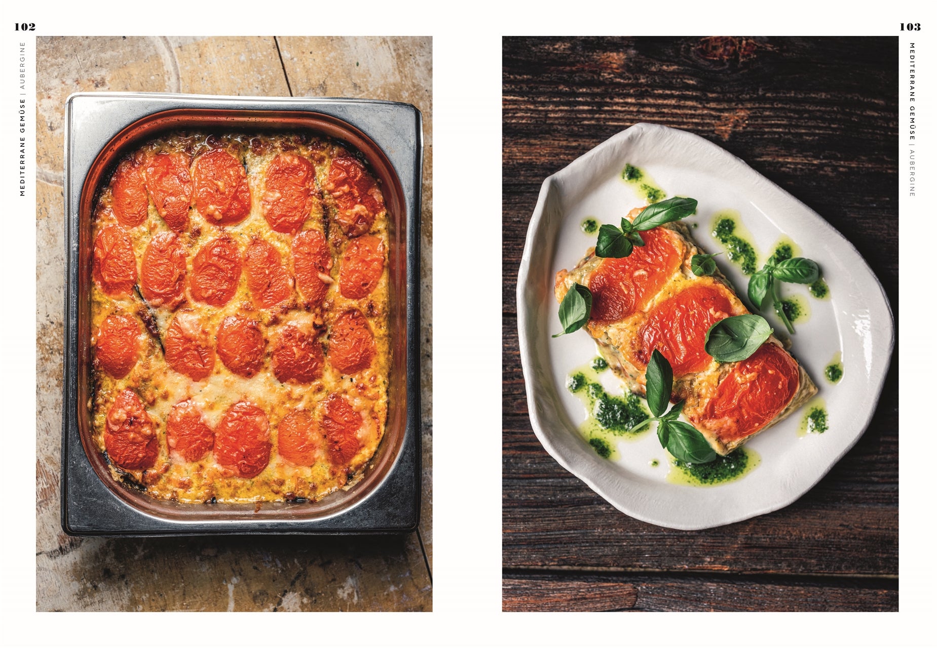 Inspiriert von "Vegetarisch" des DK Verlags wird ein vegetarisches Gericht aus dem Ofen mit geschnittenen Tomaten in einer Metallpfanne und einer rechteckigen Portion, garniert mit Basilikum und grüner Soße, auf einem weißen Teller gezeigt.