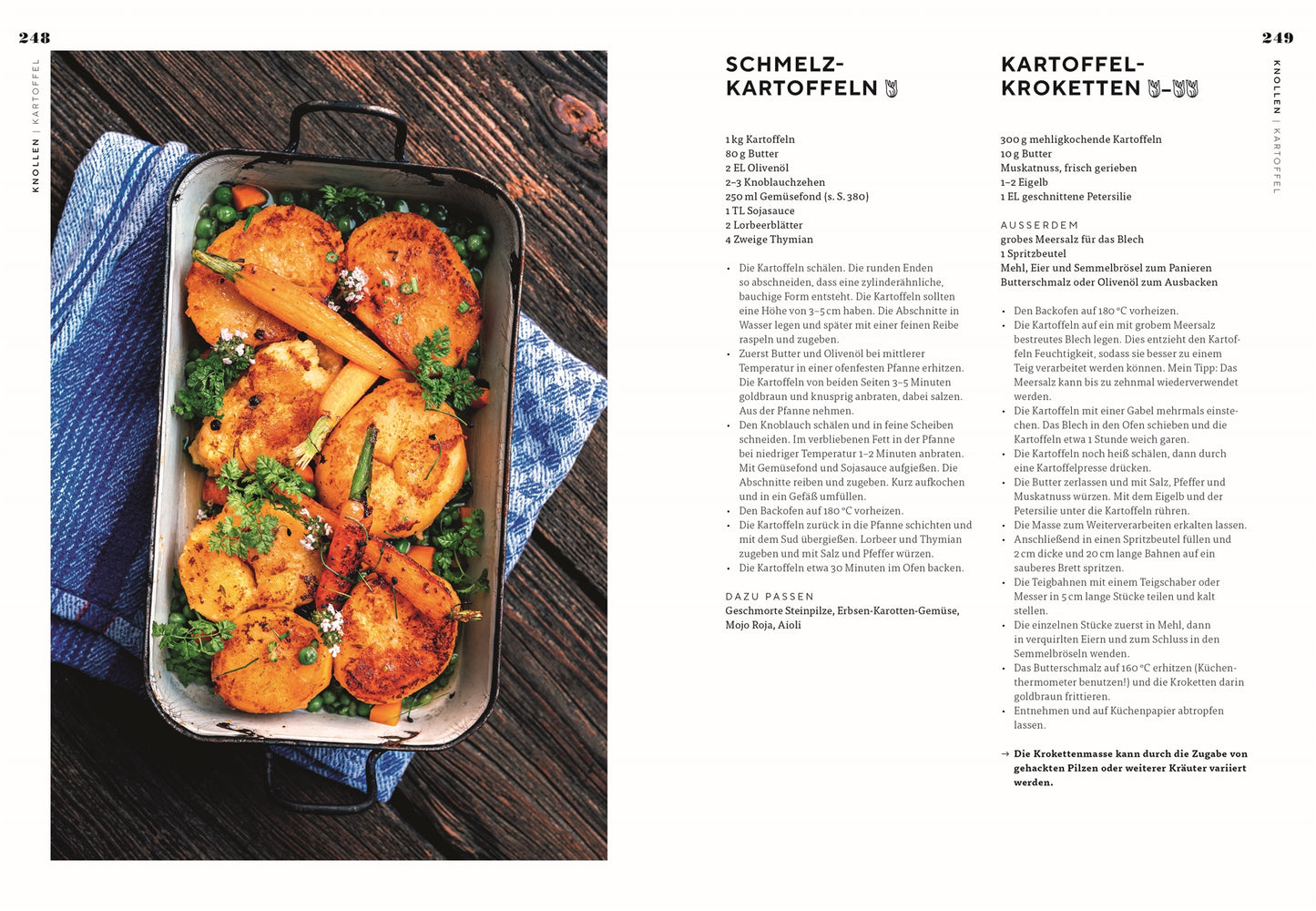 Eine Auflaufform mit knusprigen, goldbraunen Kartoffelscheiben nach dem Vorbild von "Vegetarisch" aus dem DK Verlag ist mit Petersilie und Möhren garniert. Sie ruht auf einem blauen Tuch neben der rechts sichtbaren Rezeptanleitung.
