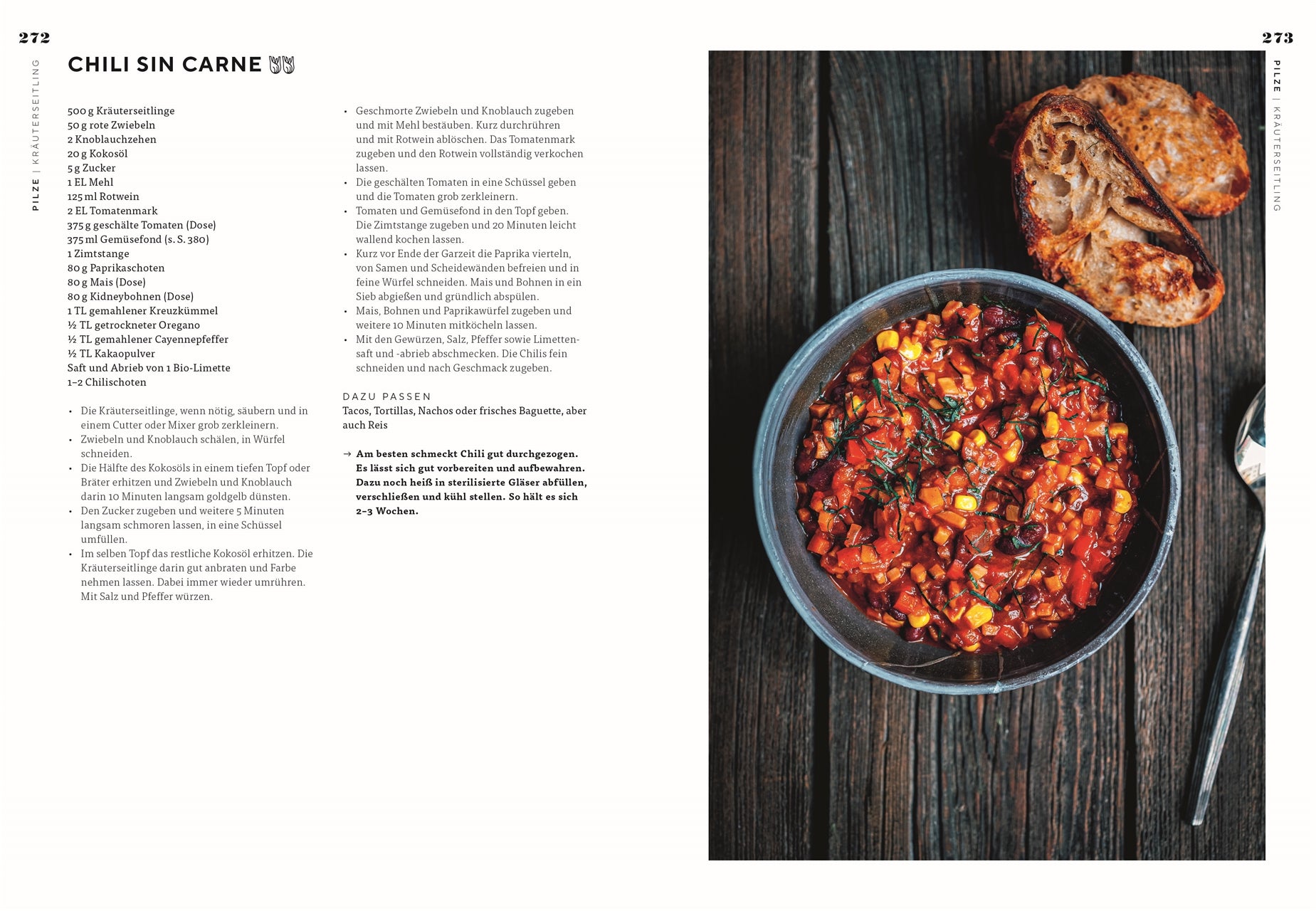 Auf einem dunklen Holztisch steht eine Schale Chili sin Carne aus dem DK Verlag "Vegetarisch" neben zwei getoasteten Brotscheiben. Das vegetarische Chili enthält Mais, Bohnen, Tomaten und Grünzeug. Das Rezept steht auf der linken Seite.