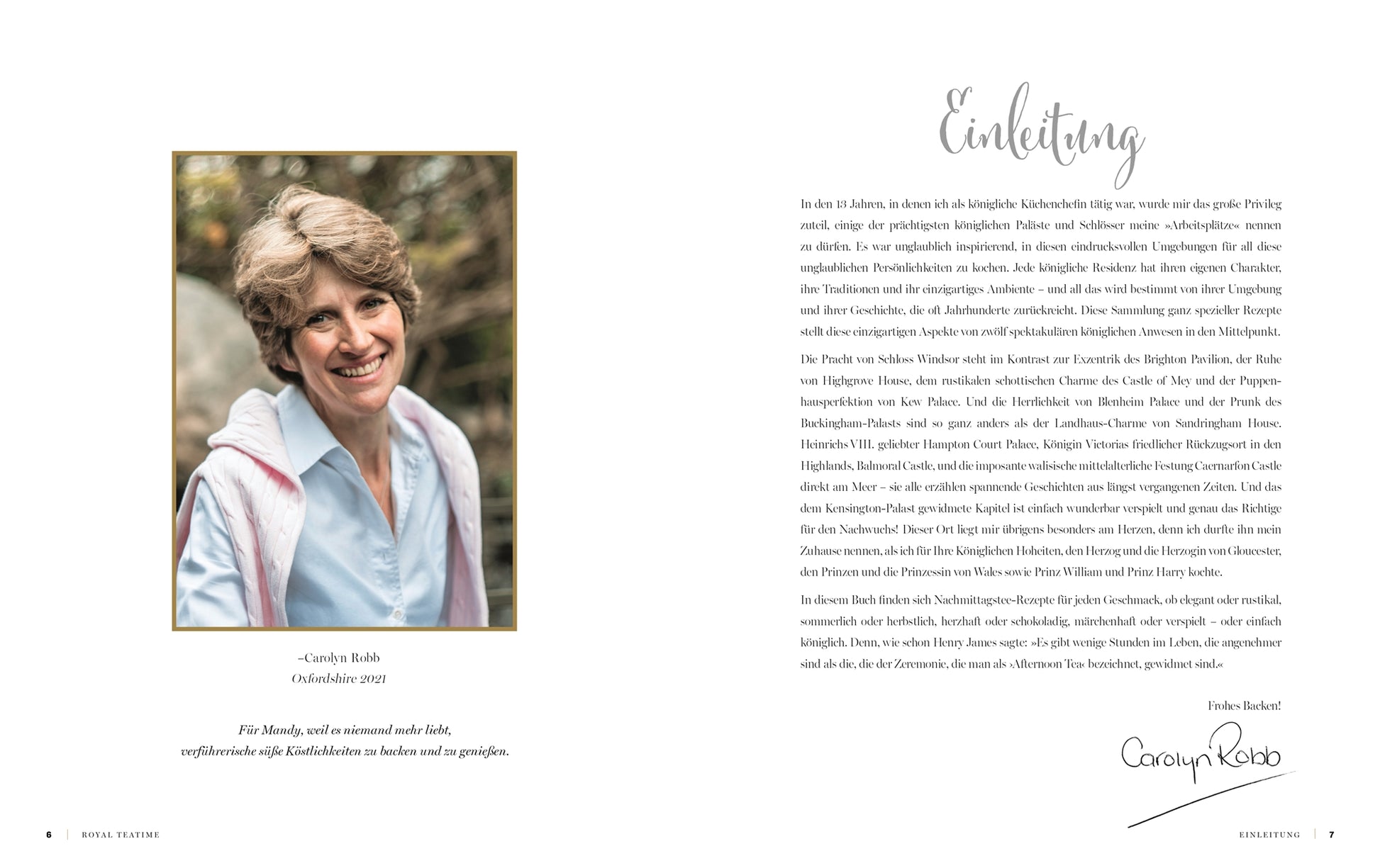 Eine lächelnde Frau mit kurzen, hellen Haaren und einer beigen Jacke steht im Freien in der Nähe von Grünpflanzen; rechts ist eine Seite aus "Royal TeaTime" vom DK Verlag zu sehen, betitelt "Einleitung", mit einer Unterschrift und Hinweisen auf königliche Rezepte für den Nachmittagstee.