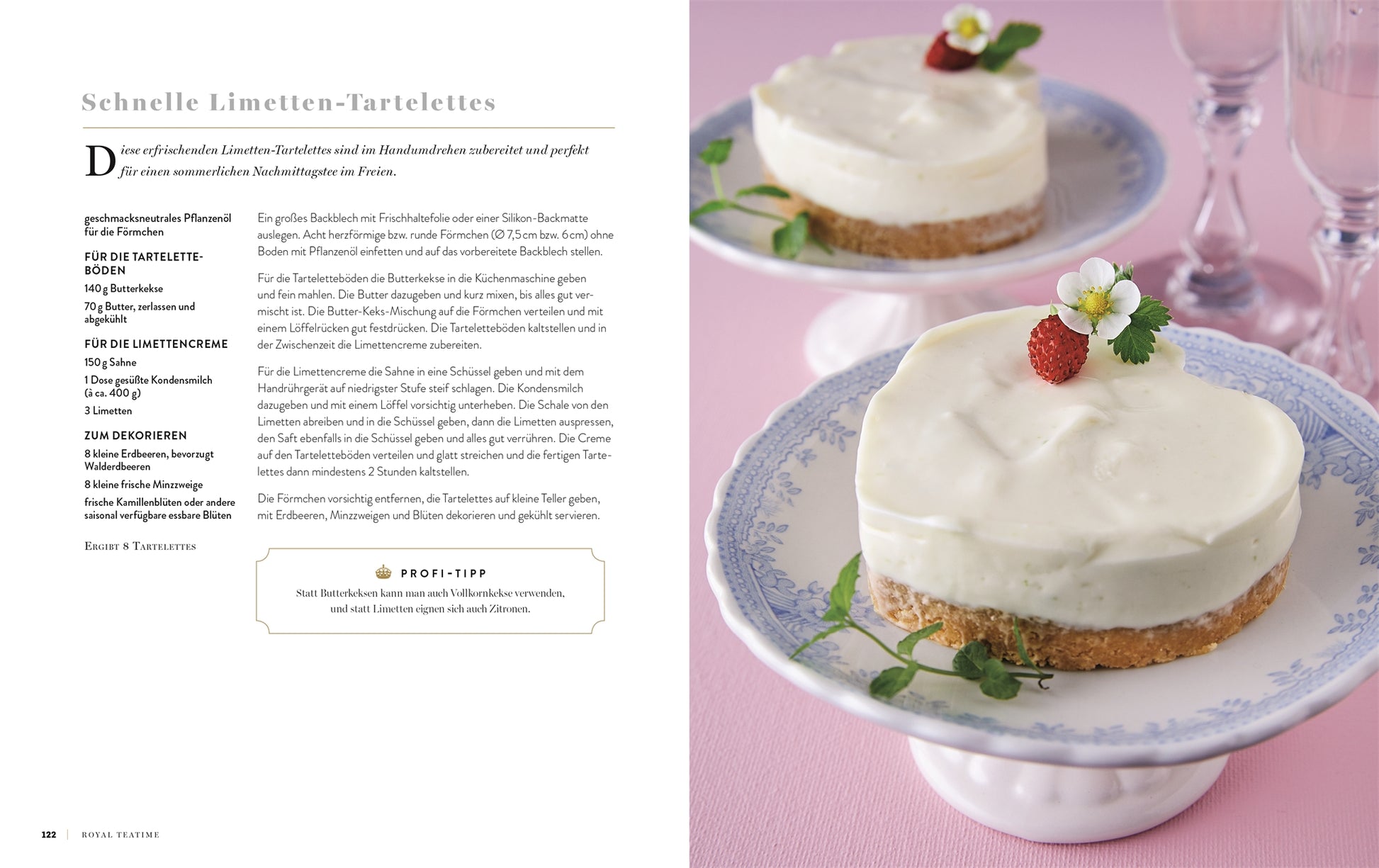 Zwei herzförmige Limettentörtchen mit cremig-weißem Belag, garniert mit Erdbeere und Minze, werden auf rosa Tellern serviert - eine köstliche Leckerei aus Royal TeaTime vom DK Verlag. Das Rezept für den Afternoon Tea finden Sie auf der linken Seite.