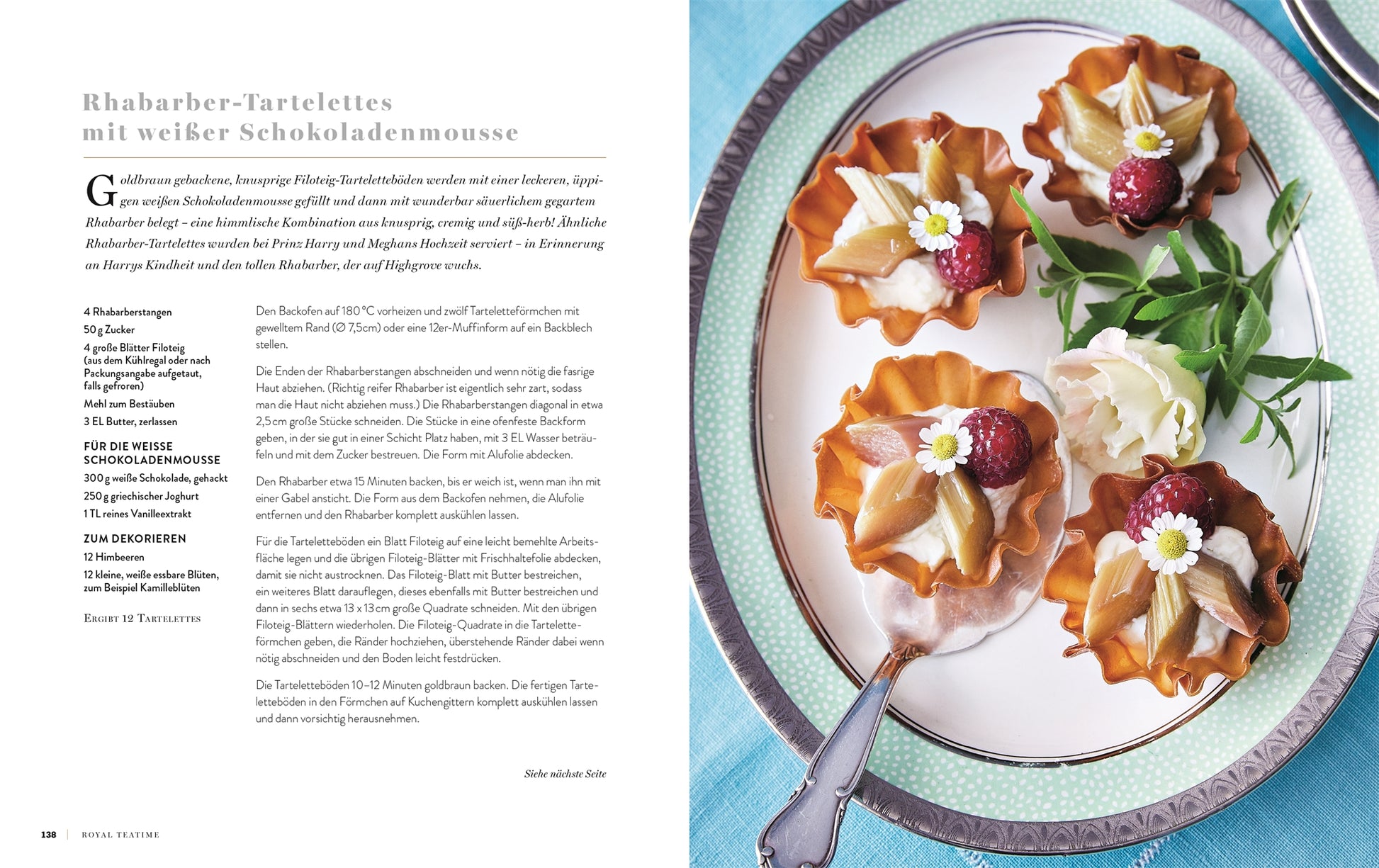 Royal TeaTime" aus dem DK Verlag präsentiert fünf Rhabarbertörtchen mit weißer Mousse au Chocolat, Himbeeren und essbaren Blüten - britisches Gebäck für Liebhaber der royalen Küche - serviert auf geblümtem Porzellan und einem Silbertablett neben einer weißen Rose.