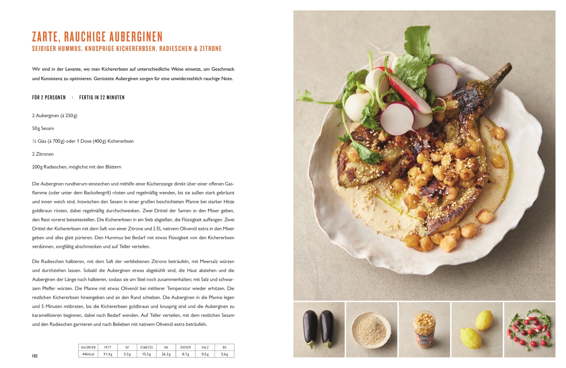 Ein Teller mit zwei gebratenen Auberginenhälften, belegt mit Kichererbsen, Radieschen, Zwiebeln, Kräutern und Sauce plus Zitrone - ideal für Fans der 5 Zutaten mediterran vom DK Verlag. Zutaten und Rezept erscheinen auf der linken Seite des Bildes.