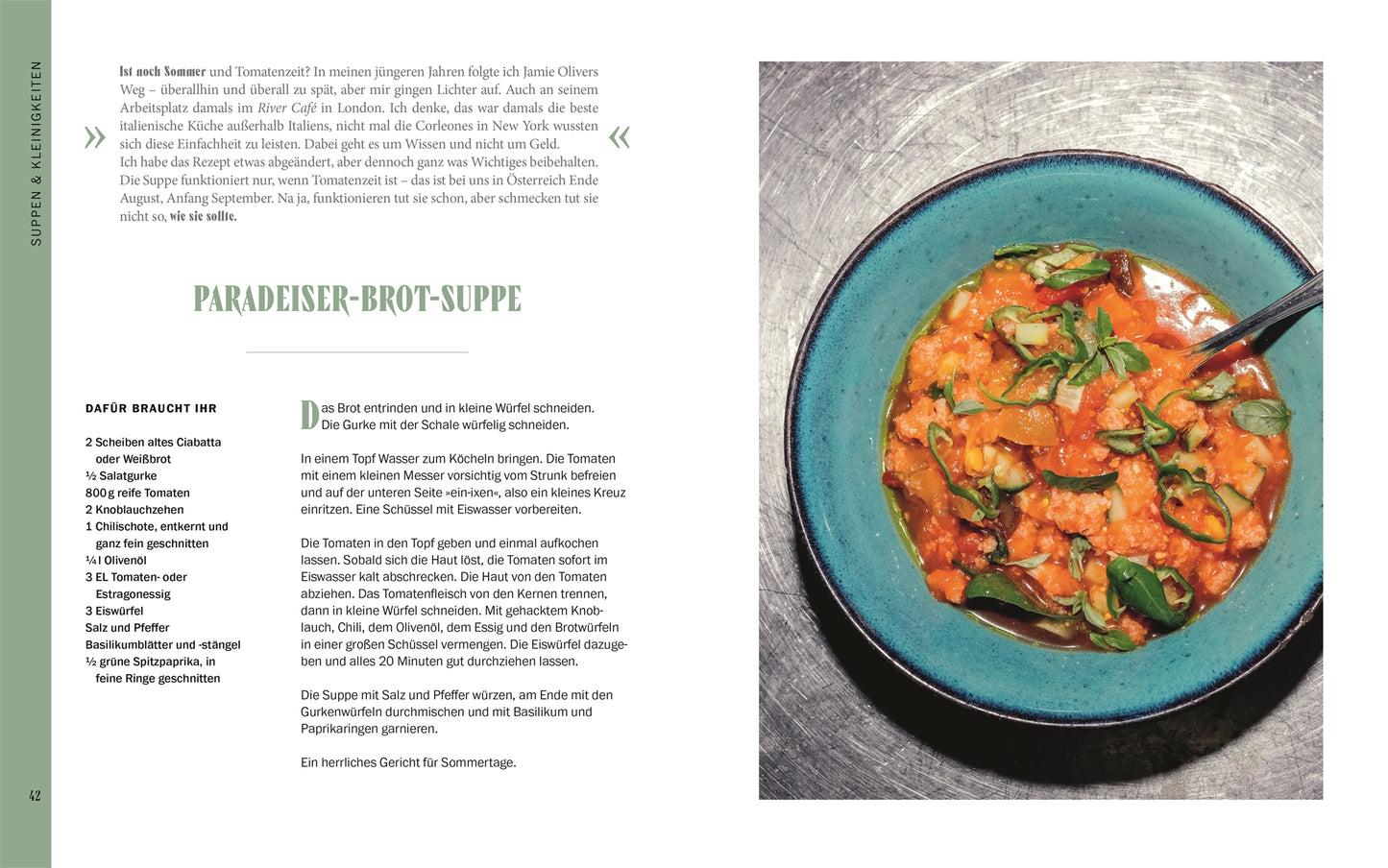 Eine Schüssel Tomaten-Brot-Suppe mit Basilikum steht neben einem Löffel. Inspiriert von österreichischen Rezepten erscheint dieses farbenfrohe Gericht neben dem Buch „Sepp, was machst du?“ des DK-Verlags. Links ist ein deutsches Rezept abgebildet.