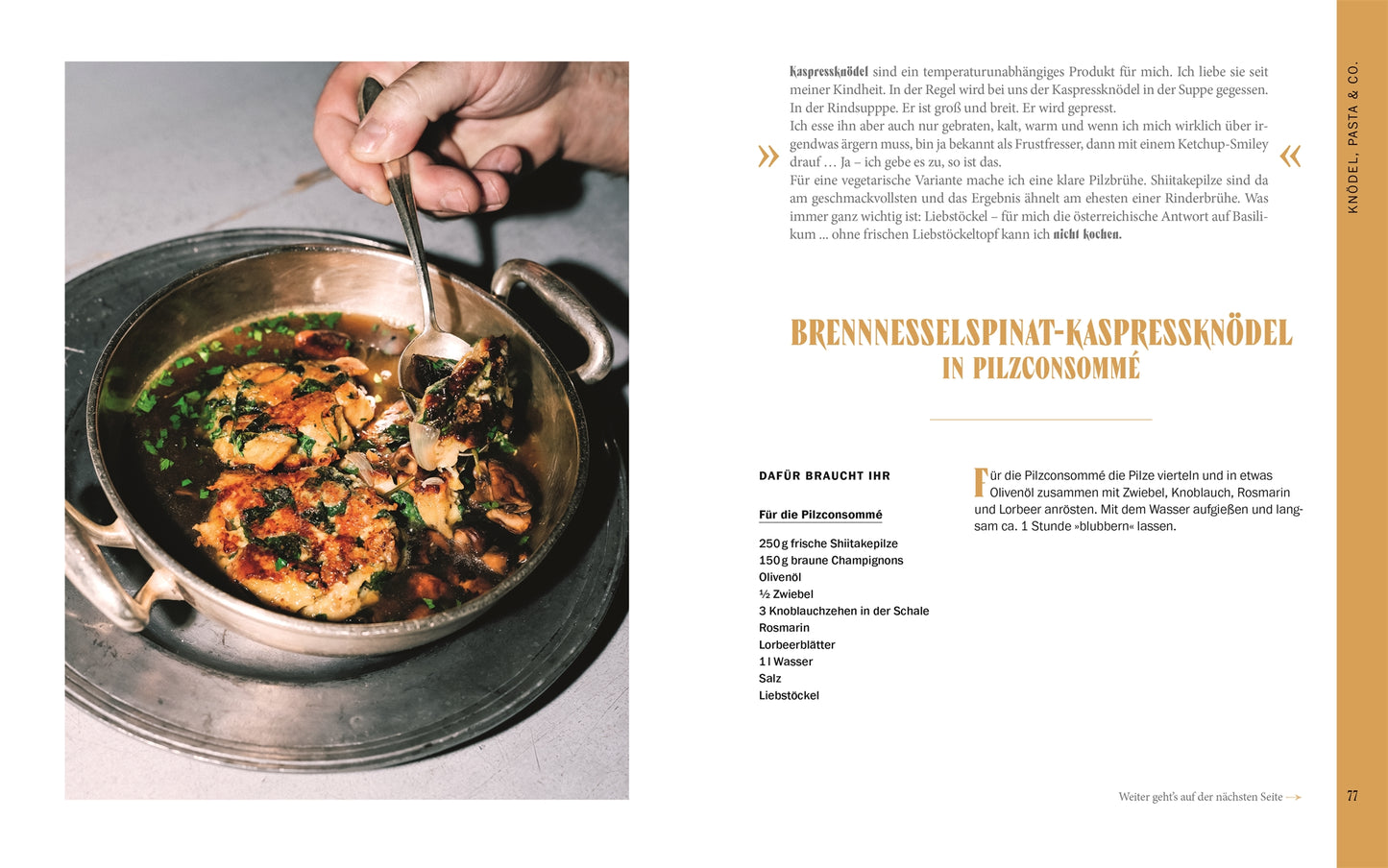In einer Metallpfanne werden goldbraune Spinatknödel aus „Sepp, was machst du?“ vom DK Verlag mit Kräutern garniert und mit Brühe und Pilzen serviert, während eine Hand das Gericht präsentiert und rechts der Rezepttext erscheint.