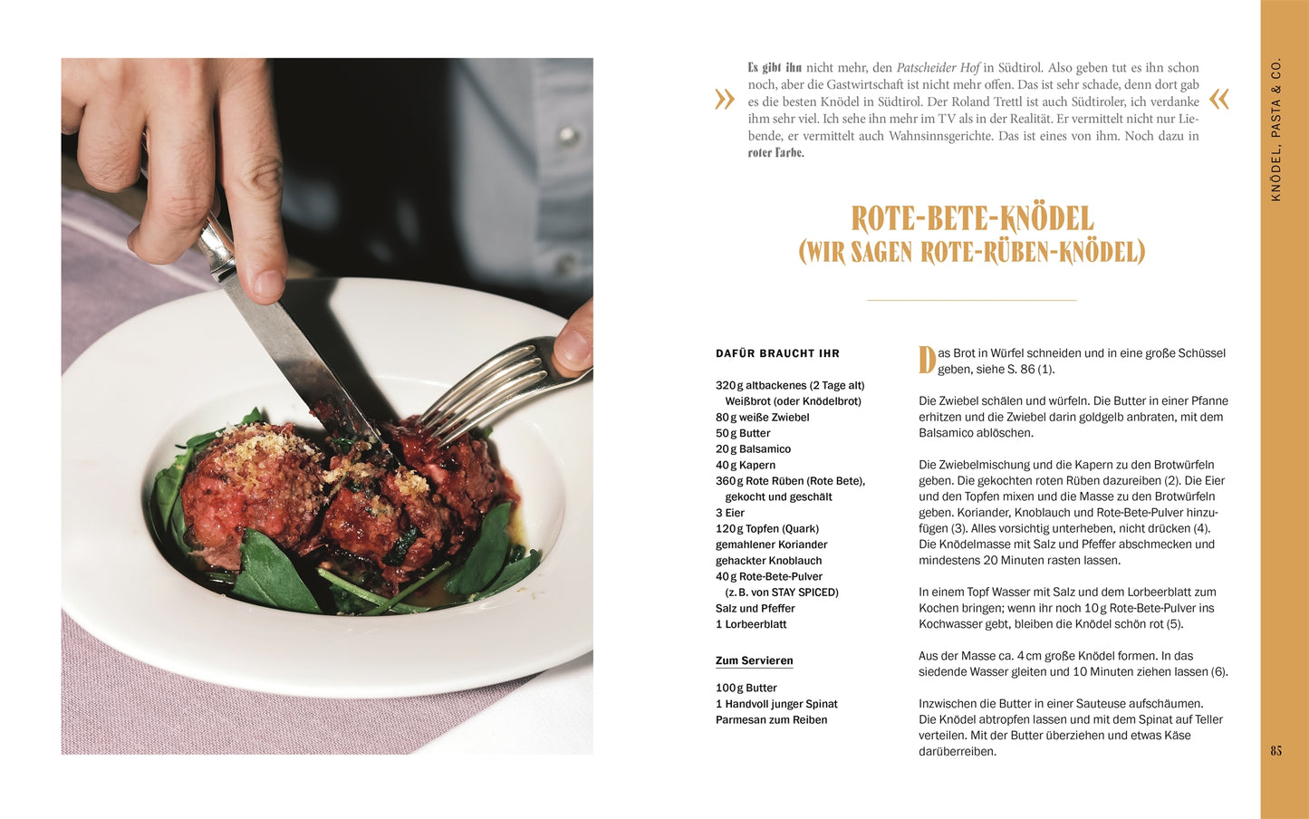 Eine Person schneidet mit Messer und Gabel einen Rote-Bete-Knödel auf Gemüse mit Käse an. Profikoch Sepp Schellhorns deutsches Rote-Bete-Knödel-Rezept aus „Sepp, was machst du?“ vom DK Verlag wird mit österreichischen Rezepten und Anleitungen gezeigt.