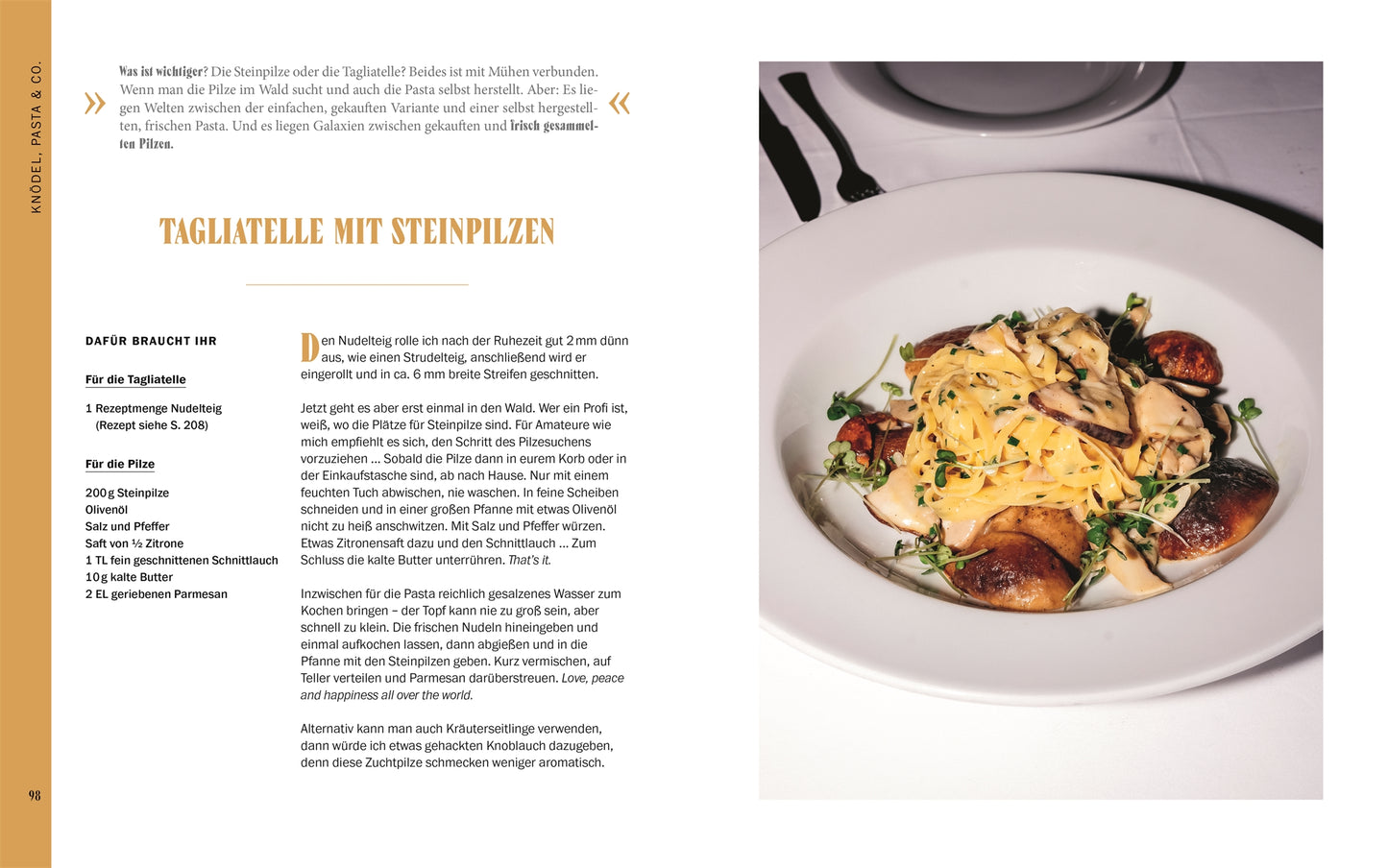 Auf einem weißen Teller werden Tagliatelle mit sautierten Waldpilzen und Kräutern in Sahnesauce – inspiriert von „Sepp, was machst du?“ vom DK Verlag – serviert und auf einem weißen Tisch fotografiert.