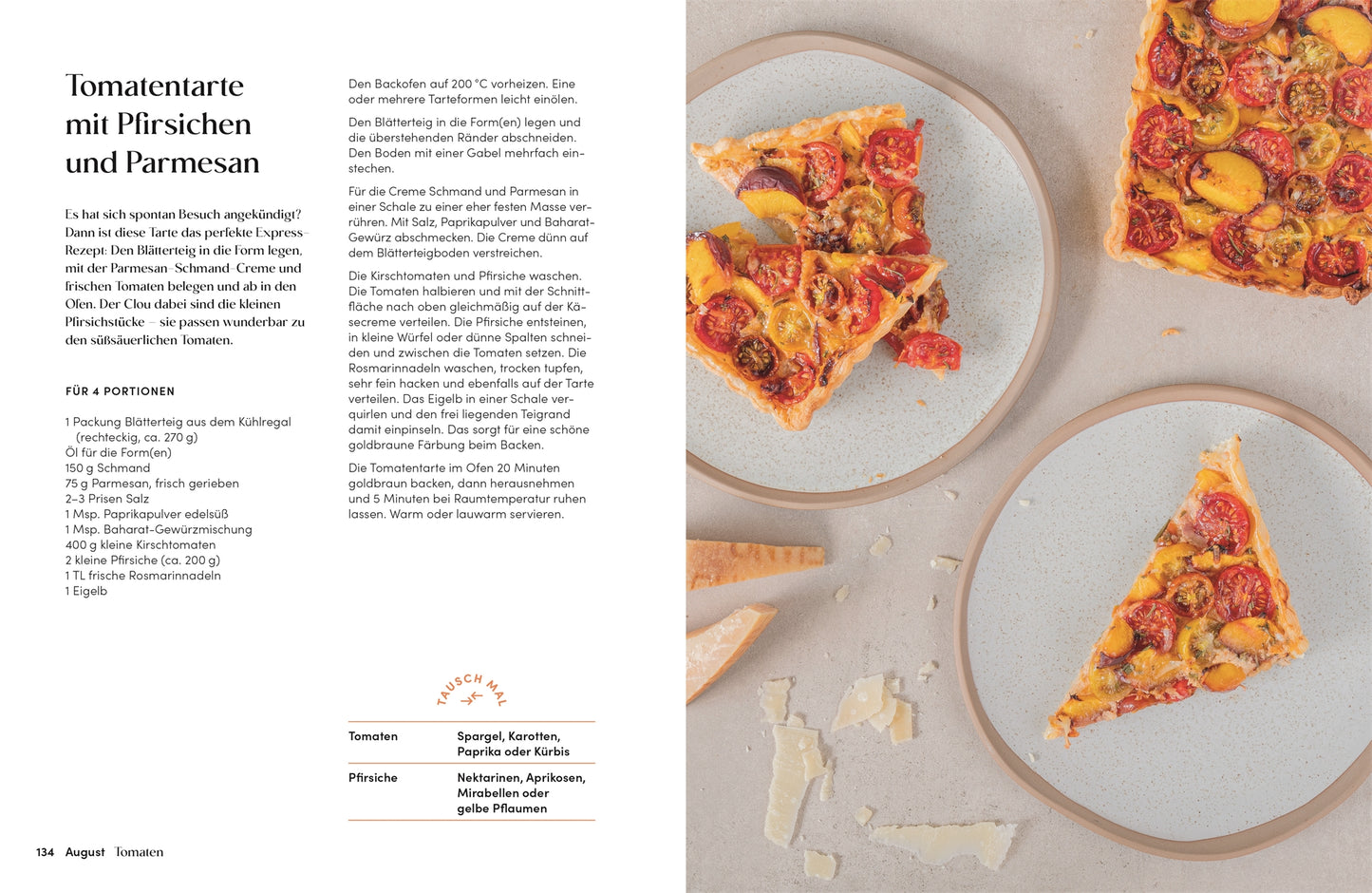 Ein Blick von oben auf eine in Dreiecke geschnittene Tarte mit Tomaten, Pfirsichen und Parmesan. Einige Stücke liegen auf Tellern, auf denen die Beläge der saisonalen Küche zu sehen sind. Der Rezepttext aus "Das Gemüsekisten Kochbuch" vom DK Verlag erscheint auf der linken Seite.