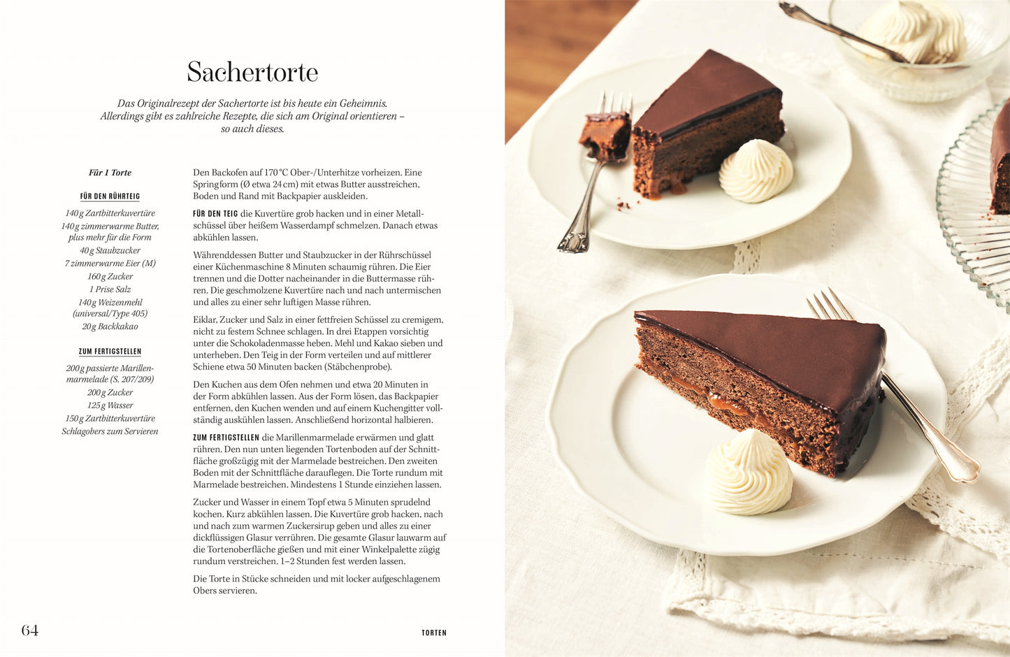 Ein Stück der Wiener Zuckerbäckerei des DK Verlags liegt auf einem weißen Teller mit Schlagsahne; ein weiteres Stück und Utensilien liegen daneben und zelebrieren österreichische Backtradition und klassische Wiener Kaffeehauskultur.