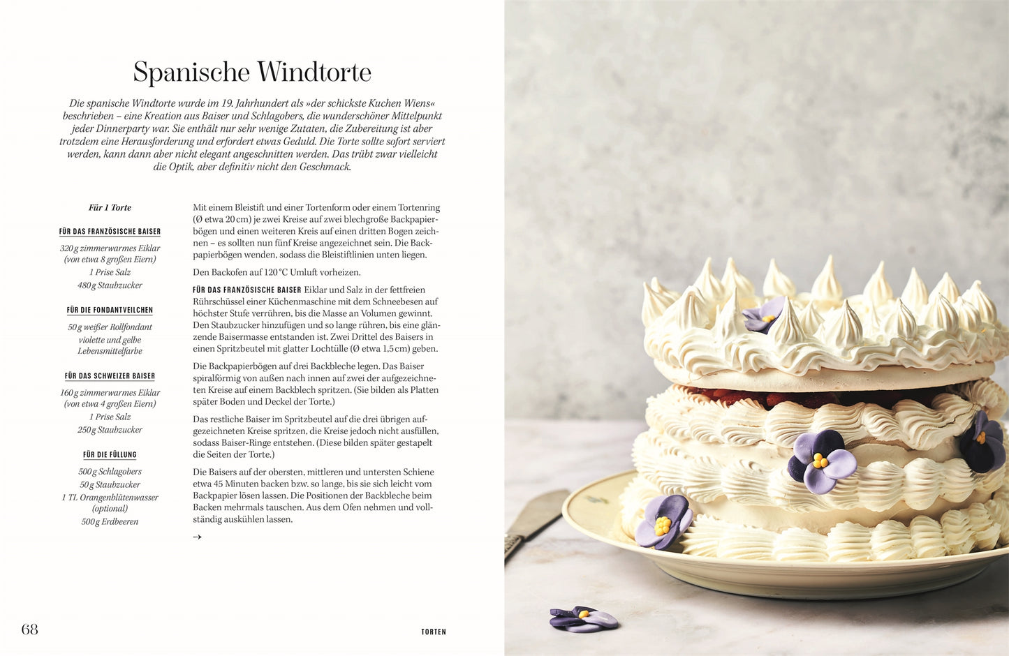 Die Wiener Zuckerbäckerei aus dem DK Verlag zeigt eine geschichtete Torte mit knusprigem weißem Baiser, Schlagsahne und essbaren Blüten neben einem deutsch-spanischen Windtortenrezept und zelebriert damit österreichische Tradition und Wiener Kaffeehauskultur.