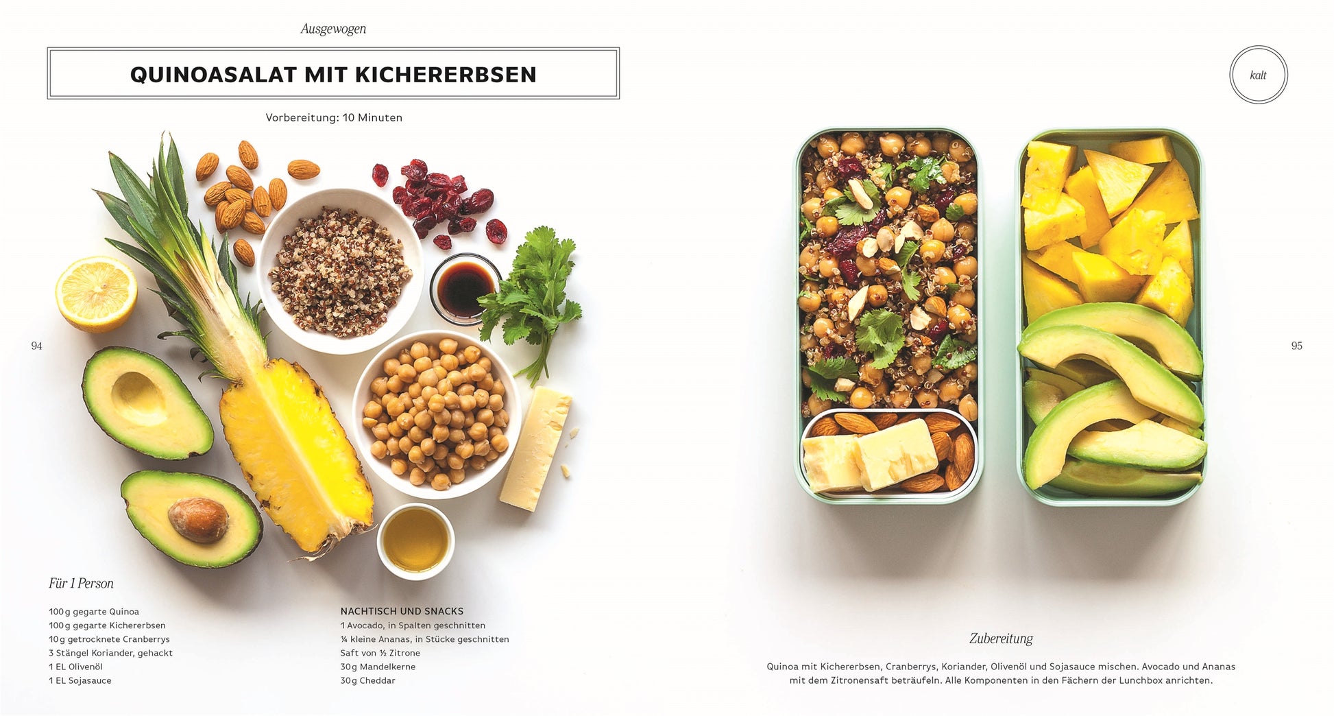 Ein Flatlay mit Zutaten aus der Super-Lunchbox des DK Verlags: links Quinoa, Kichererbsen, Ananas, Mandeln, Kräuter und Zitrone, rechts zwei Lunchboxen mit Salat, Mango und Avocado - ideal für ein gesundes Mittagessen.