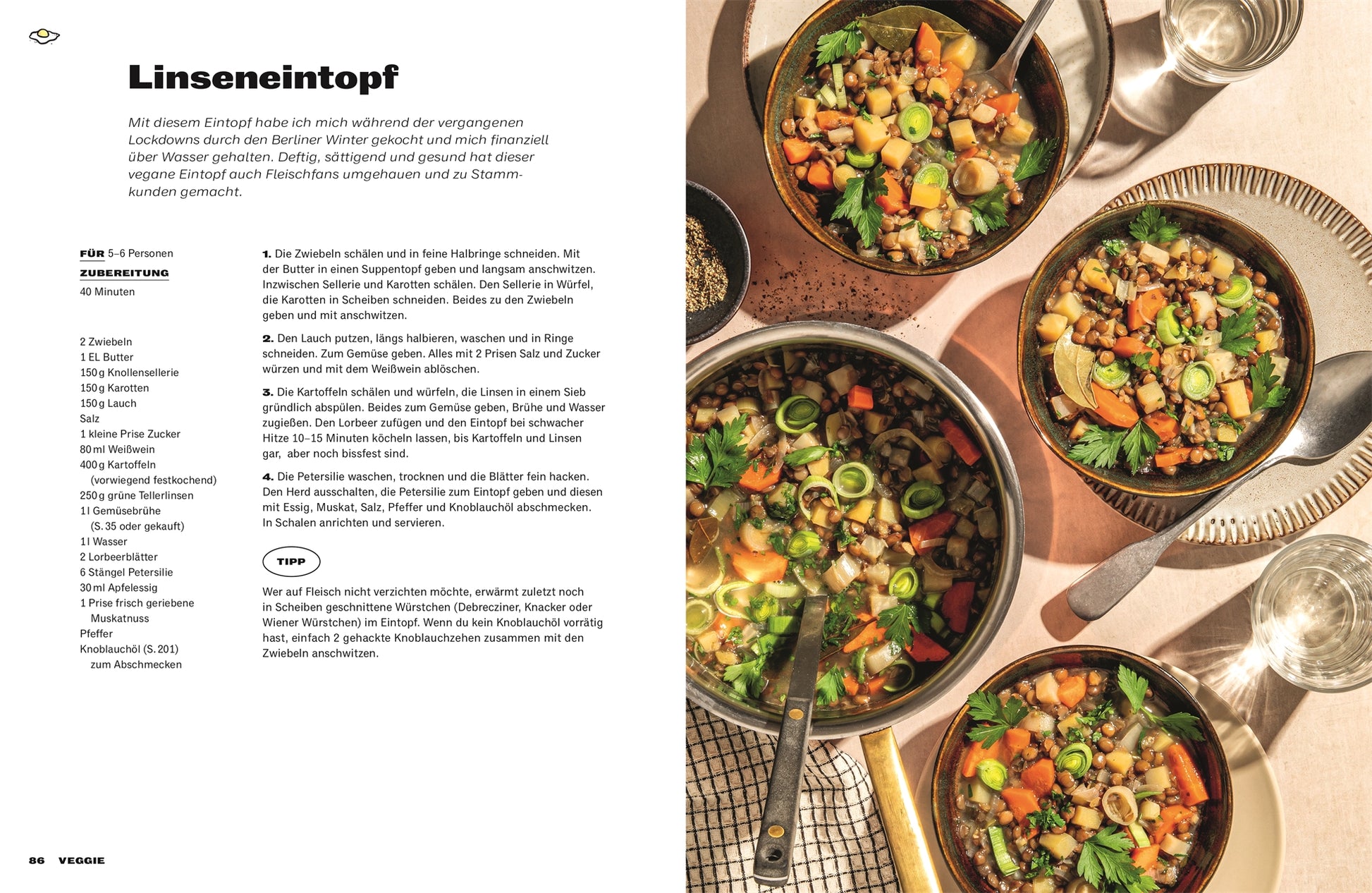 Ein kräftiger Linseneintopf mit frischen Kräutern und Frühlingszwiebeln steht auf einem Holztisch neben „Mach’s lecker!“ vom DK Verlag – die perfekte Inspiration für Ihren nächsten Kochkurs.