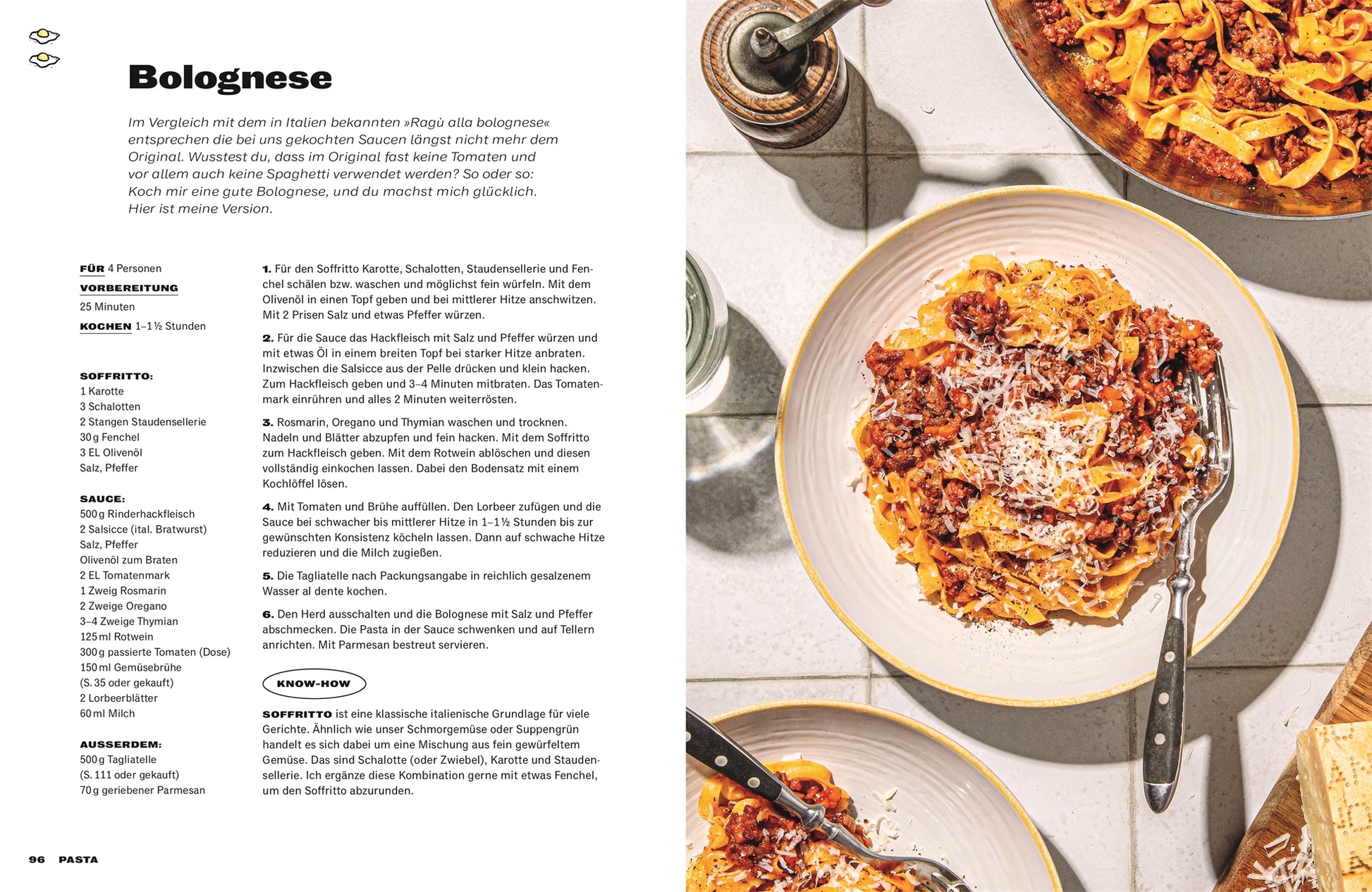 Eine Seite aus Mach's lecker! vom DK Verlag zeigt Bolognese Rezepte: Deutsche Zutaten und Anleitungen auf der linken Seite, zwei Schüsseln und ein Topf mit Nudeln, die mit Fleischsauce und Käse überbacken sind, auf einer hellen Tischplatte auf der rechten Seite.