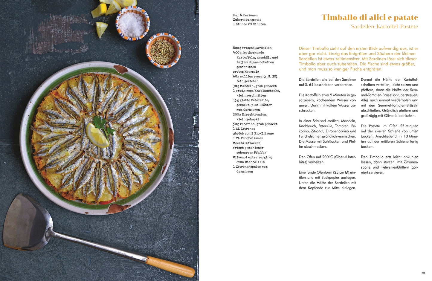 Ein runder Auflauf aus Sizilien in meiner Küche vom DK Verlag zeigt Sardinen über Kartoffeln in einer Pfanne, mit Zutaten in Schüsseln und einem Pfannenwender daneben. Das Rezept von Cettina Vicenzino ist auf der rechten Seite abgebildet.
