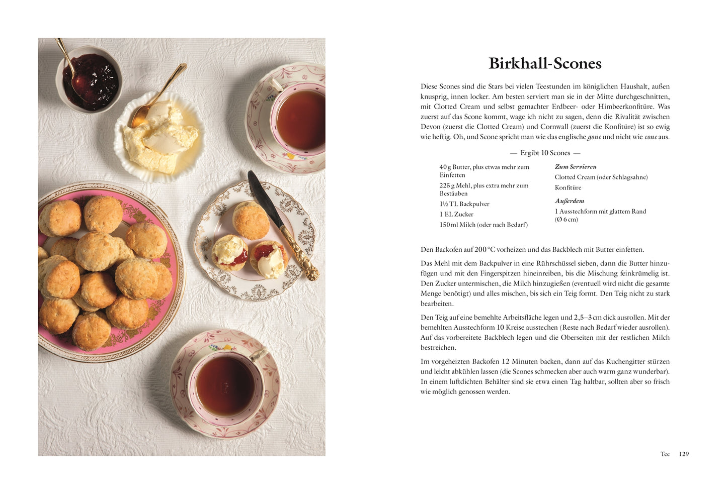 Ein gedeckter Tisch mit Scones, Clotted Cream, Marmelade und Tee erinnert an die königliche Küche. Rechts ist ein deutsches Birkhall Scones Rezept aus "Zu Tisch bei den Royals" vom DK Verlag, inspiriert von den britischen Royals.