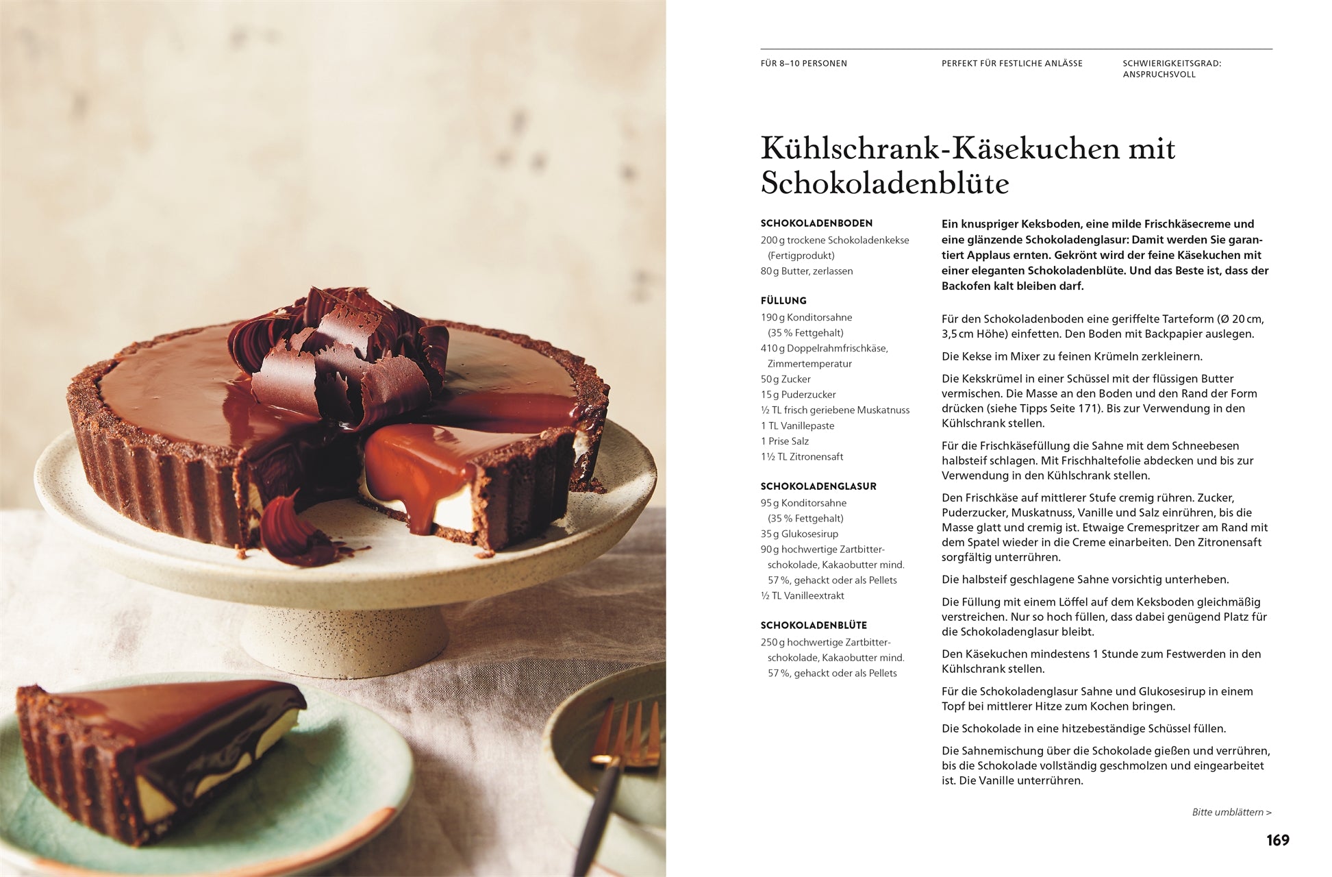 Eine Schokoladentorte mit glänzender Ganache liegt auf einem rosa Teller mit Schokoladensplittern. Daneben liegt „Alles aus Schokolade“ vom DK Verlag, das diesen schokoladigen Köstlichkeiten deutsche Inspiration verleiht.