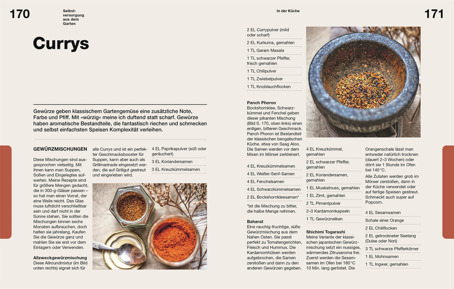 Das Kochbuch "Selbstversorgung aus dem Garten" aus dem DK Verlag zeigt farbenfrohe Bilder von Curry-Gewürzmischungen in Keramikschalen und -gläsern, gepaart mit deutschen Rezepten - perfekt für alle, die Lust auf Selbstgemachtes und Selbstversorger haben.
