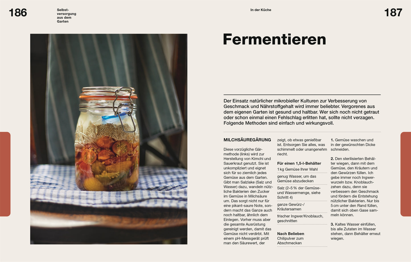 Ein Glas mit buntem Gemüse ruht auf einem gestreiften Tuch in sanftem Licht. Daneben liegt eine Seite aus dem Buch "Selbstversorgung aus dem Garten" des DK Verlags, mit deutschem Text über Milchsäuregärung und Tipps zur Selbstversorgung.