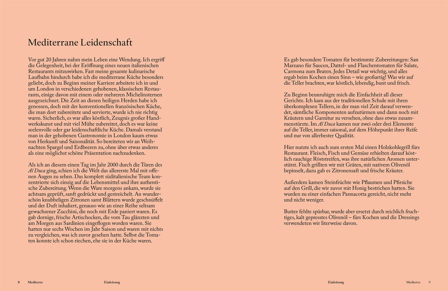 Eine Doppelseite aus dem Buch "Mediterra" des DK Verlags zeigt einen deutschen Text über Mittelmeerküche auf einem hellbeigen Hintergrund, mit schwarzem Text auf der linken und braunem Text auf der rechten Seite. Ben Tish wird erwähnt; Bilder oder Illustrationen sind nicht vorhanden.