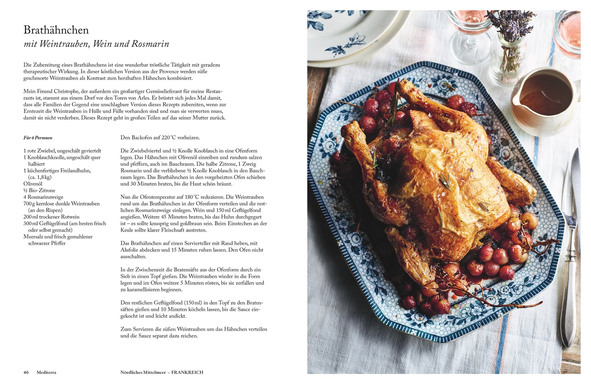 Ein gebratenes Hähnchen mit Rosmarin und roten Trauben auf einer blau gemusterten Platte, die auf einer weißen Tischdecke mit Blumen liegt, ist neben einem deutschen Rezept zu sehen, das von DK Verlags Mediterra auf der linken Seite inspiriert ist.