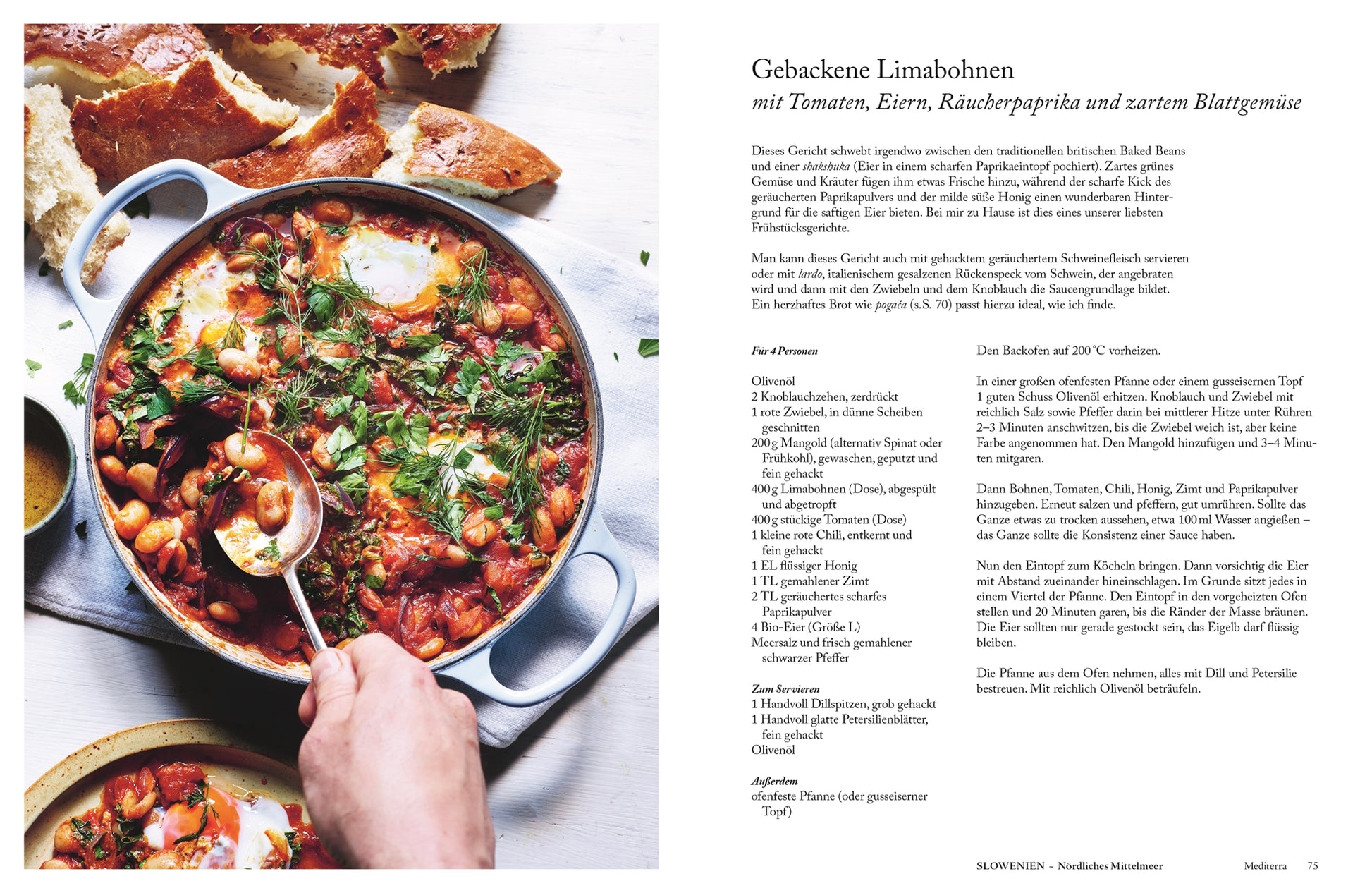 Ein Gericht mit gebackenen Limabohnen in einer weißen Pfanne, belegt mit Eiern, Tomatensauce, Paprika und Grünzeug - eine köstliche Anspielung auf die mediterrane Küche aus dem Mediterra by DK Verlag - wird mit rustikalem Brot neben dem Bild serviert.