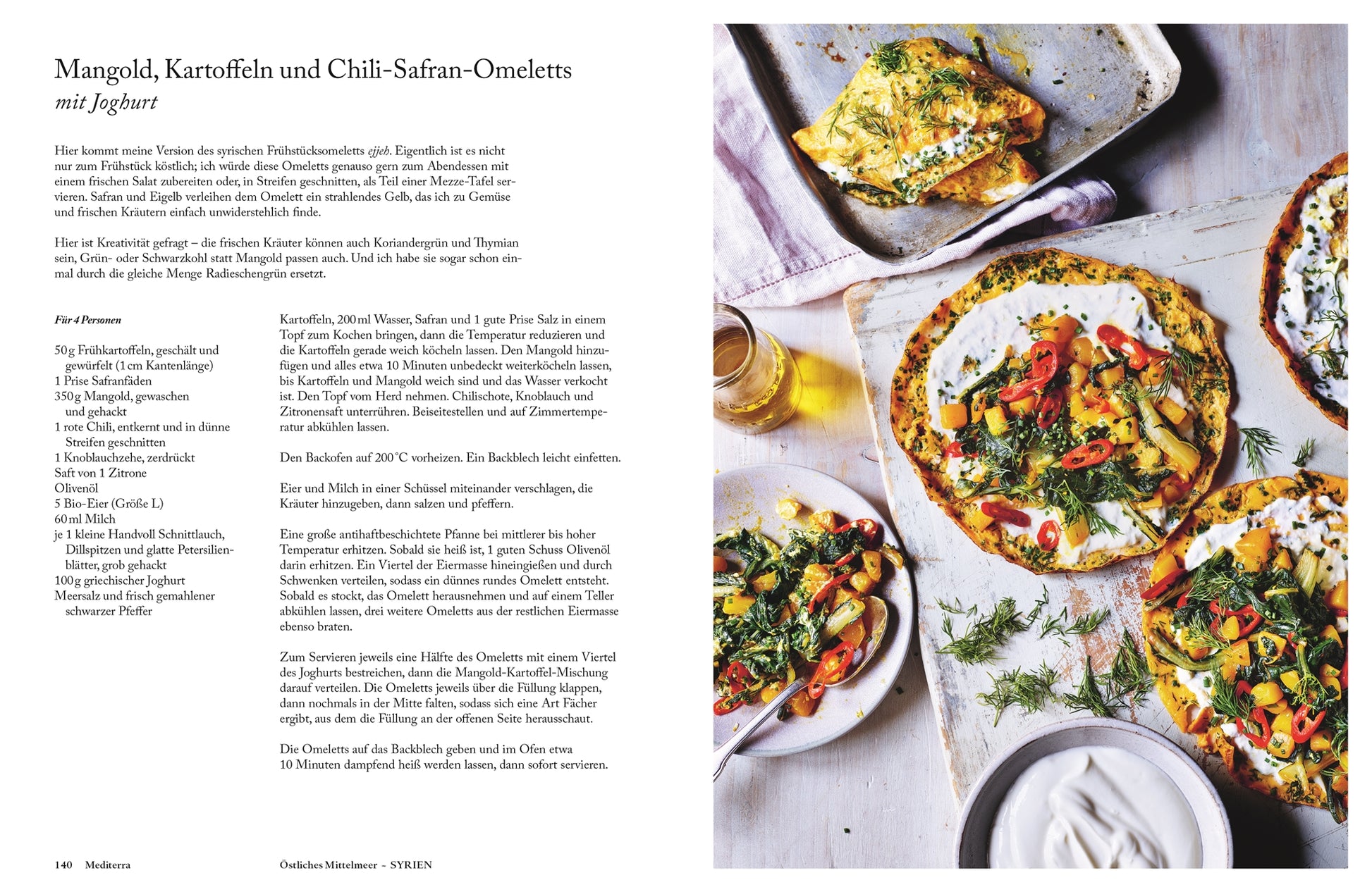 Das Kochbuch "Mediterra" aus dem DK Verlag zeigt mediterrane Rezepte wie Mangold-Kartoffel-Chili-Safran-Omelette mit Joghurt, serviert auf bunten Tellern mit frischen Kräutern und einem Glas Saft.