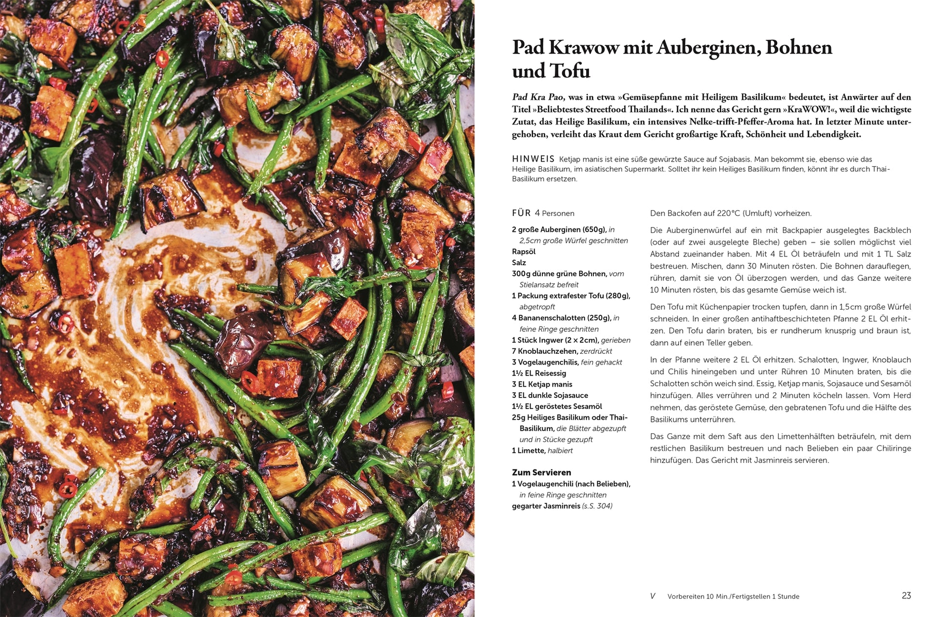 Tofu, Auberginen und grüne Bohnen in einer braunen Soße füllen eine Pfanne - ein inspirierendes Gericht aus "Happy - weil diese Rezepte glücklich" vom DK Verlag. Die Rezeptangaben stehen neben dem Foto.