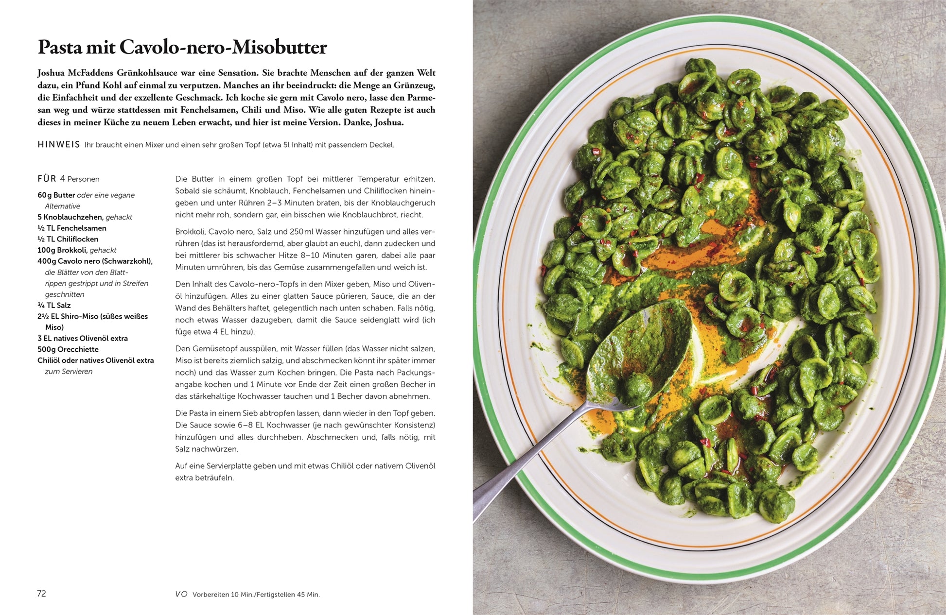 Auf einem großen ovalen Teller liegen grüne Orecchiette-Nudeln mit Sauce aus dem DK Verlag "Happy - weil diese Rezepte glücklich sind", die mit orangefarbener Miso-Butter übergossen sind. Einige Nudeln fehlen, so dass die Sauce darunter zu sehen ist. An der Seite liegt ein silberner Servierlöffel.